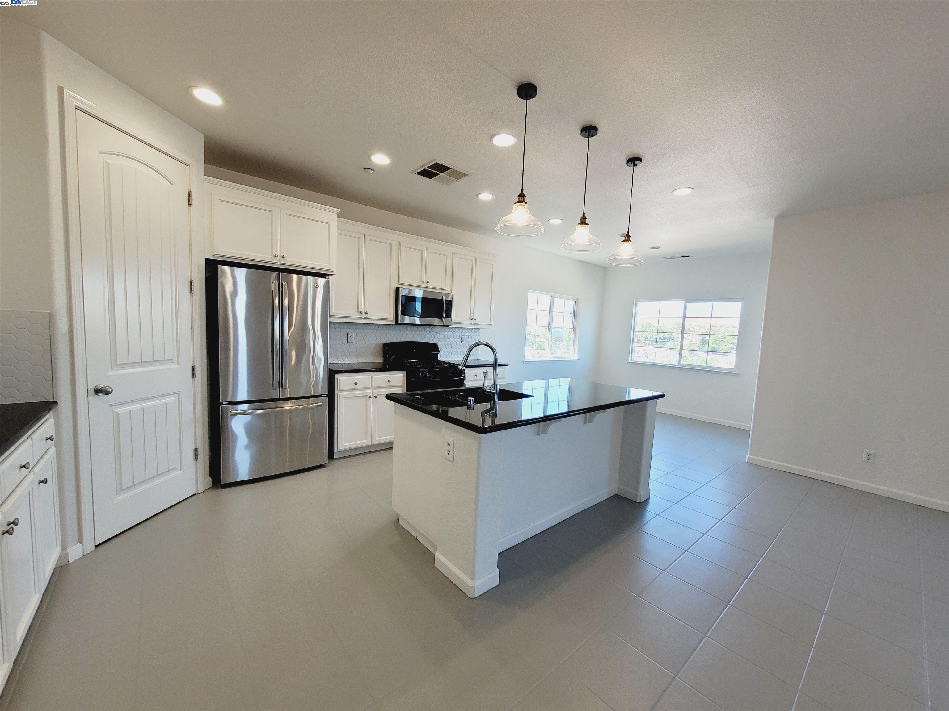 Detail Gallery Image 8 of 30 For 127 Delta Vista Ln, Pittsburg,  CA 94565 - 4 Beds | 3 Baths