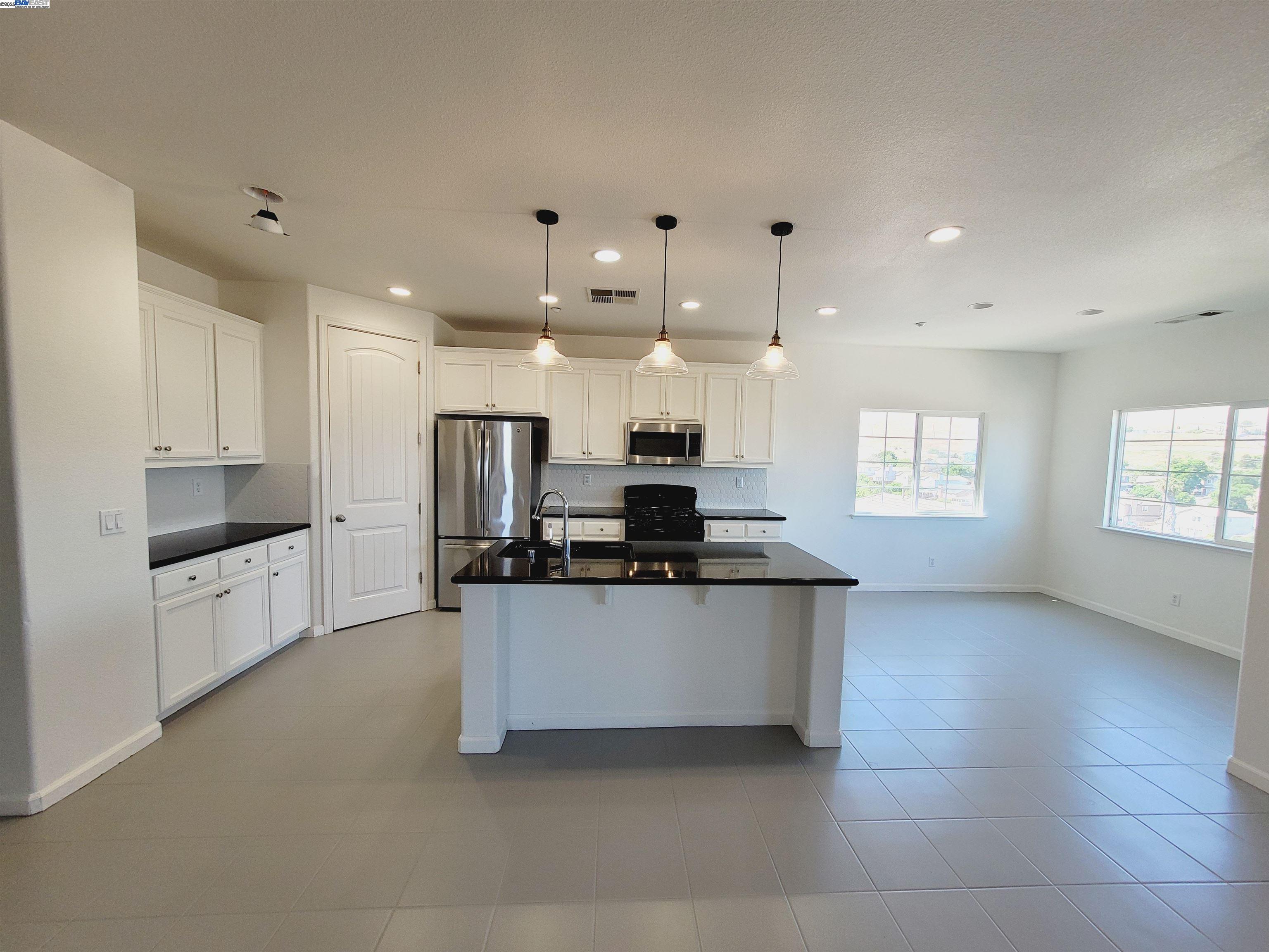 Detail Gallery Image 9 of 30 For 127 Delta Vista Ln, Pittsburg,  CA 94565 - 4 Beds | 3 Baths