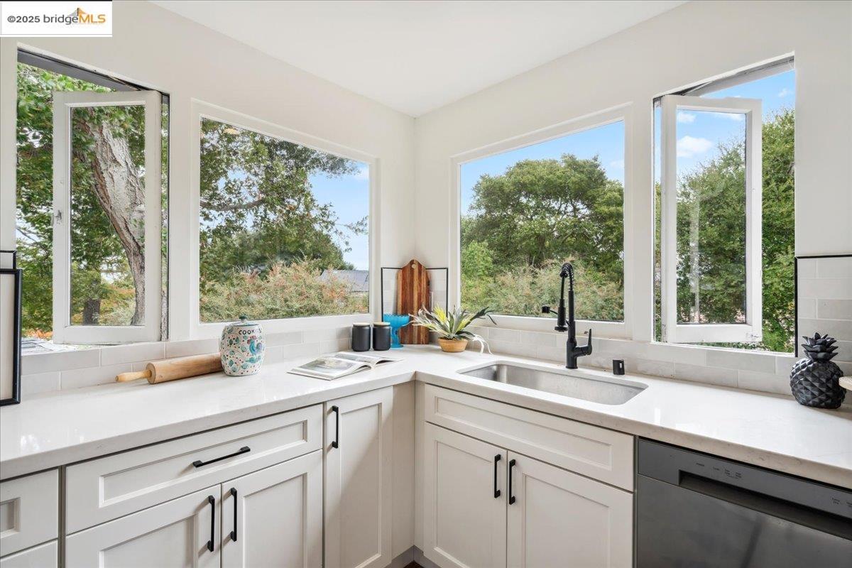 Detail Gallery Image 16 of 58 For 342 El Toyonal, Orinda,  CA 94563 - 5 Beds | 2 Baths