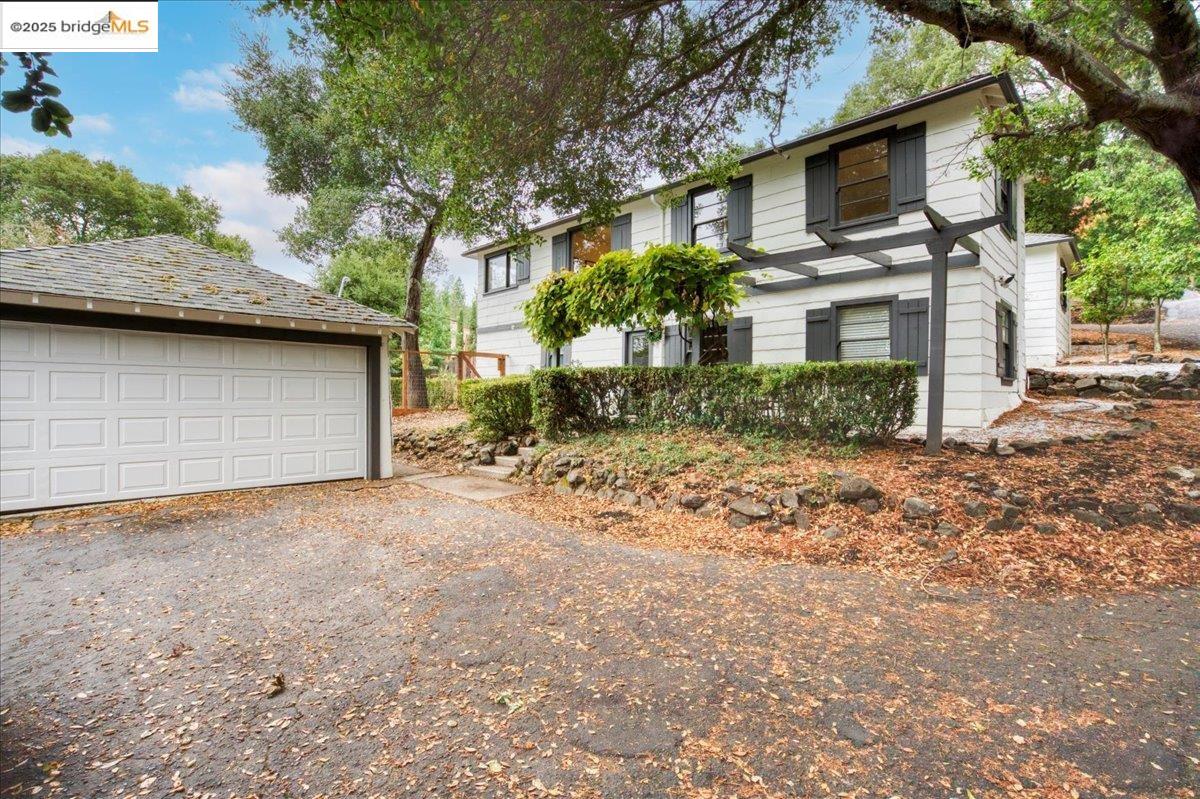 Detail Gallery Image 3 of 58 For 342 El Toyonal, Orinda,  CA 94563 - 5 Beds | 2 Baths