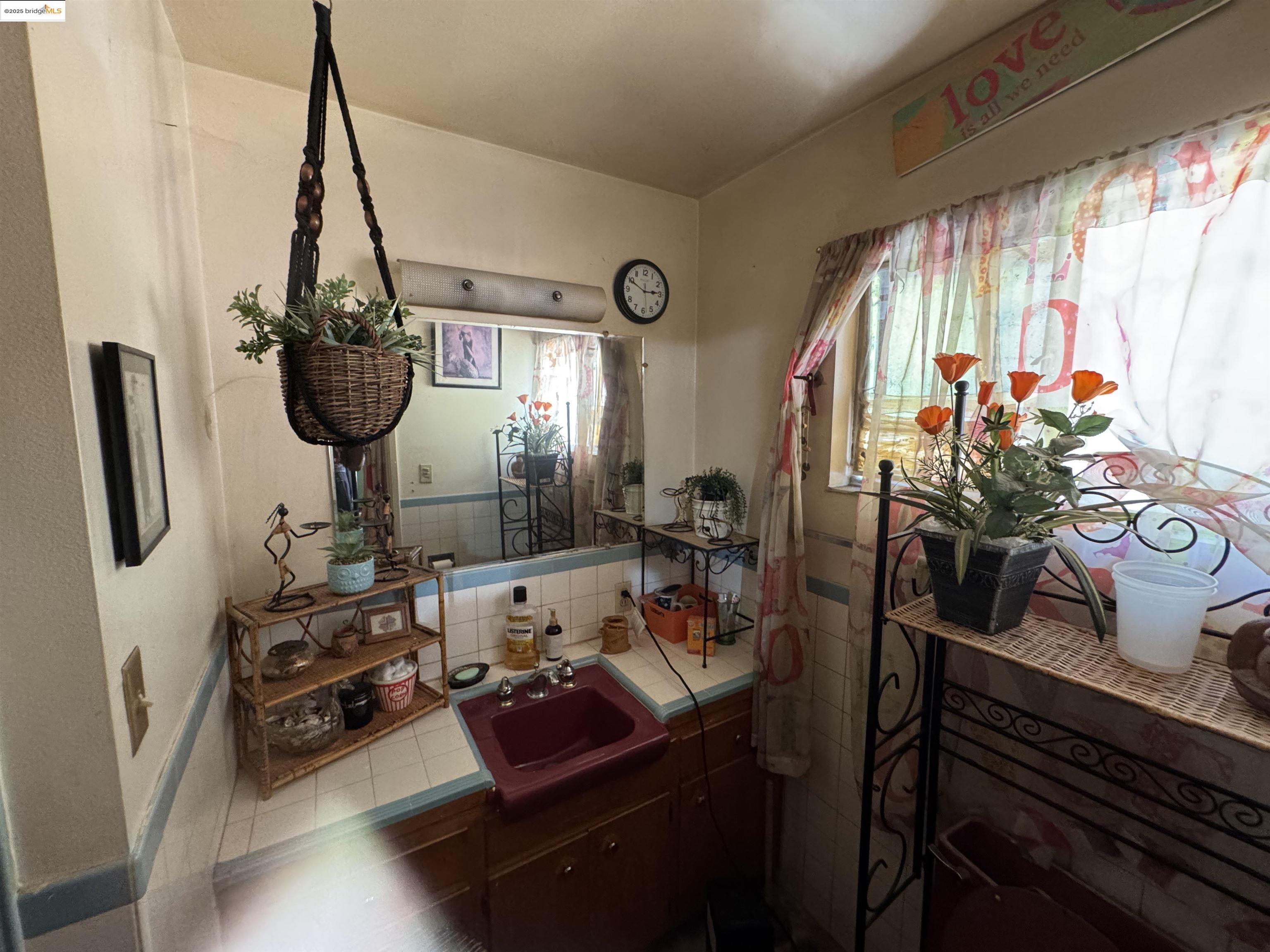 Detail Gallery Image 14 of 26 For 8426 Aster Ave, Oakland,  CA 94605 - 3 Beds | 2 Baths