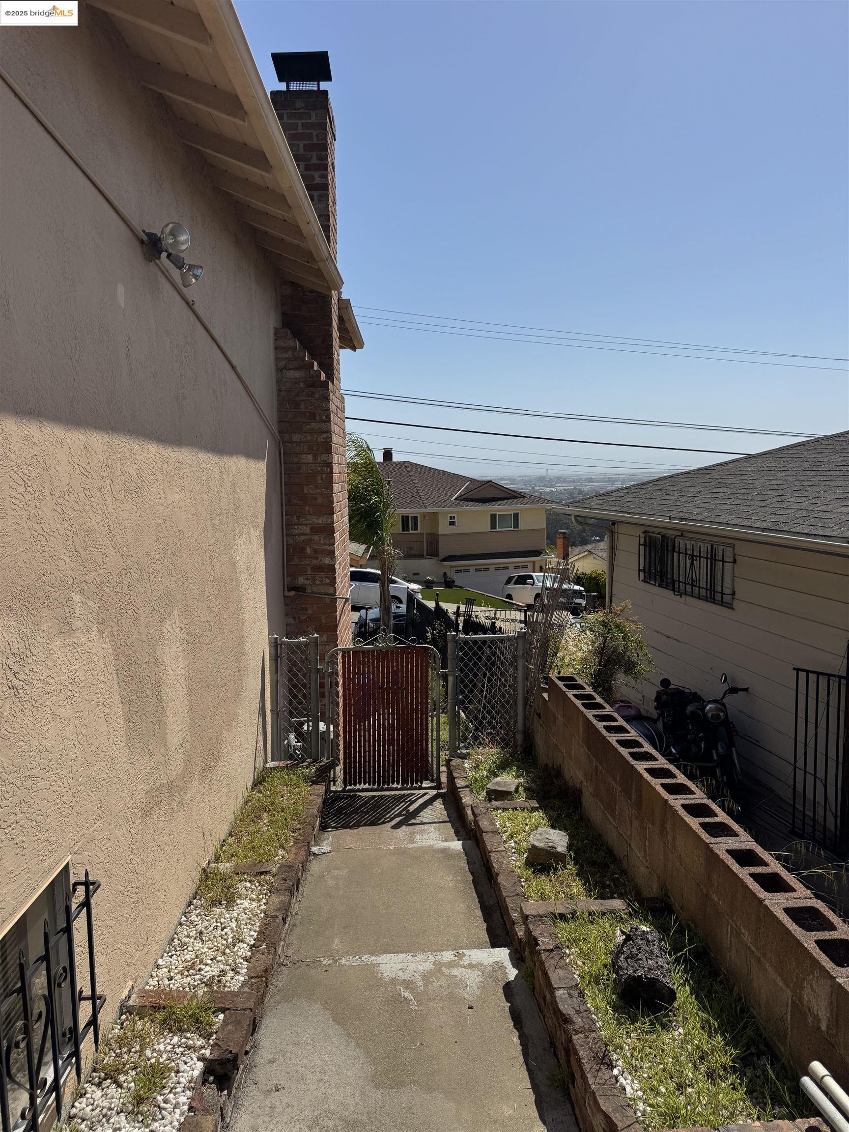 Detail Gallery Image 21 of 26 For 8426 Aster Ave, Oakland,  CA 94605 - 3 Beds | 2 Baths