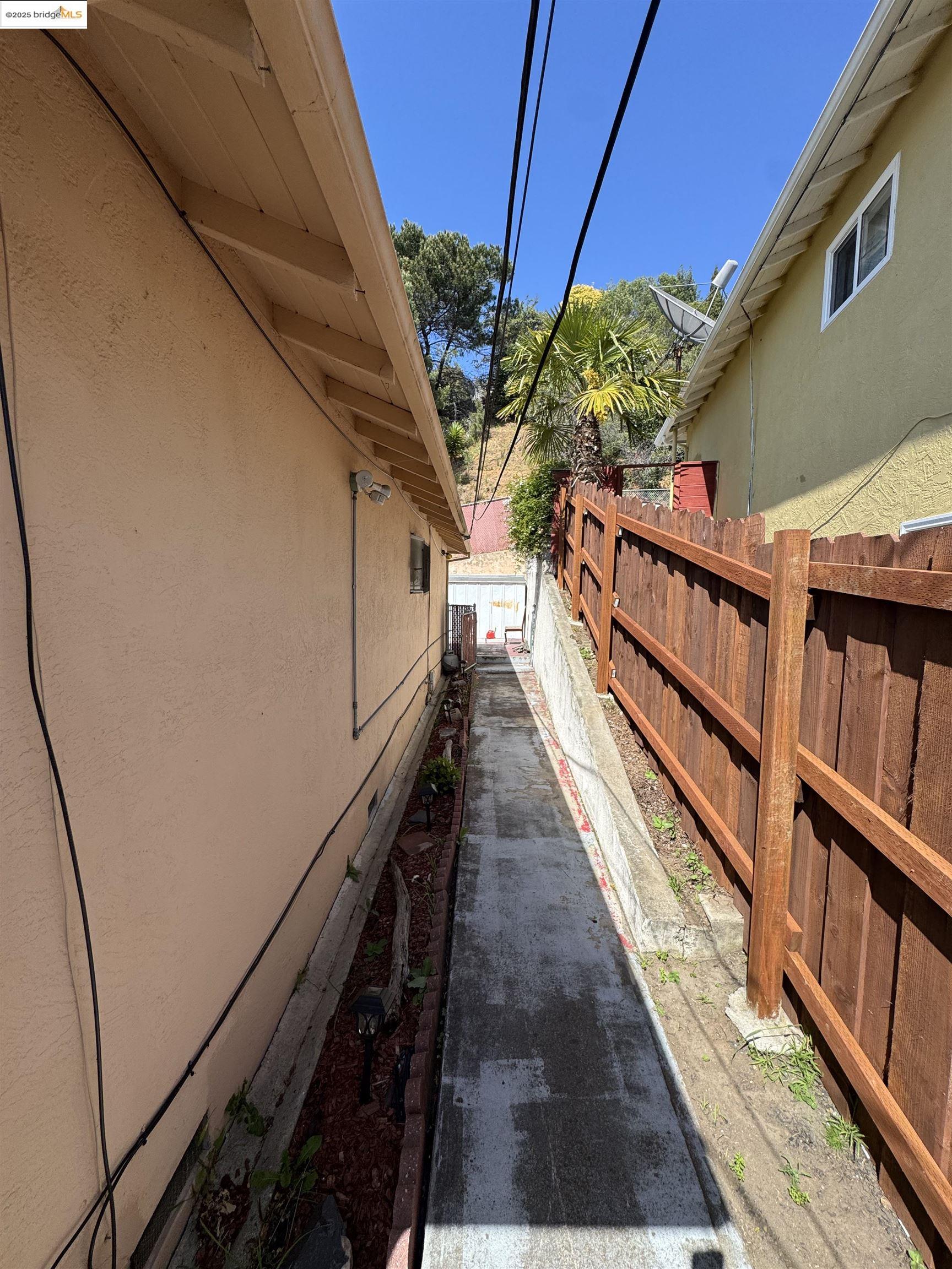 Detail Gallery Image 22 of 26 For 8426 Aster Ave, Oakland,  CA 94605 - 3 Beds | 2 Baths