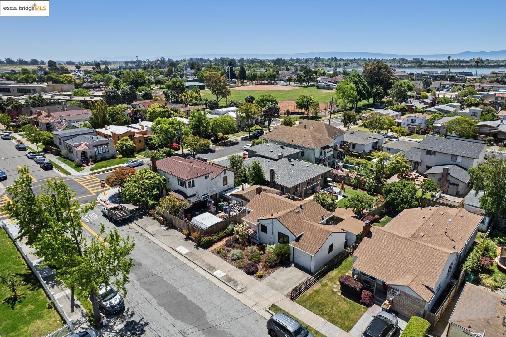 Detail Gallery Image 2 of 44 For 2838 Fillmore St, Alameda,  CA 94501 - 1 Beds | 1 Baths