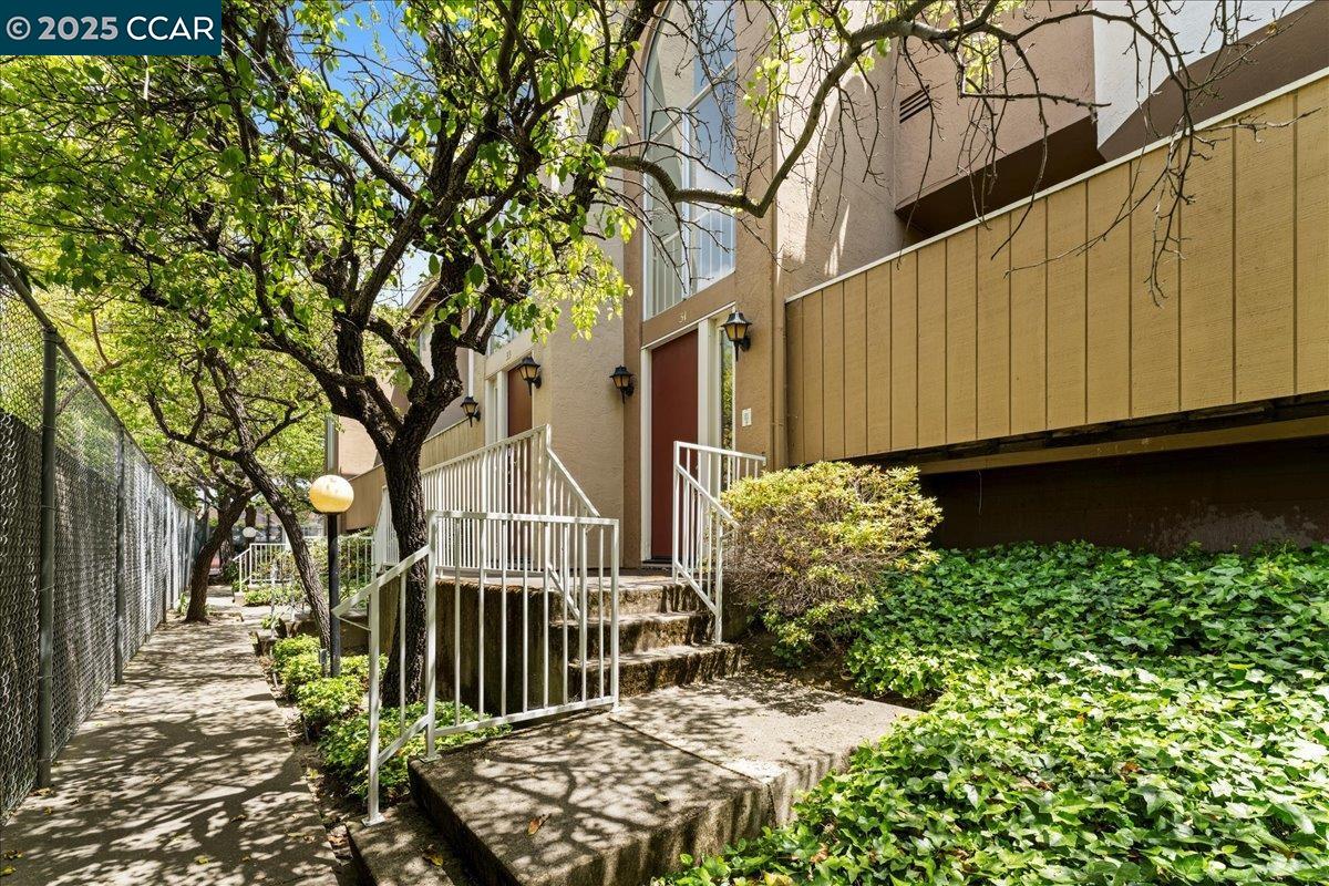 Detail Gallery Image 1 of 36 For 2121 Vale Rd #31,  San Pablo,  CA 94806 - 3 Beds | 3 Baths