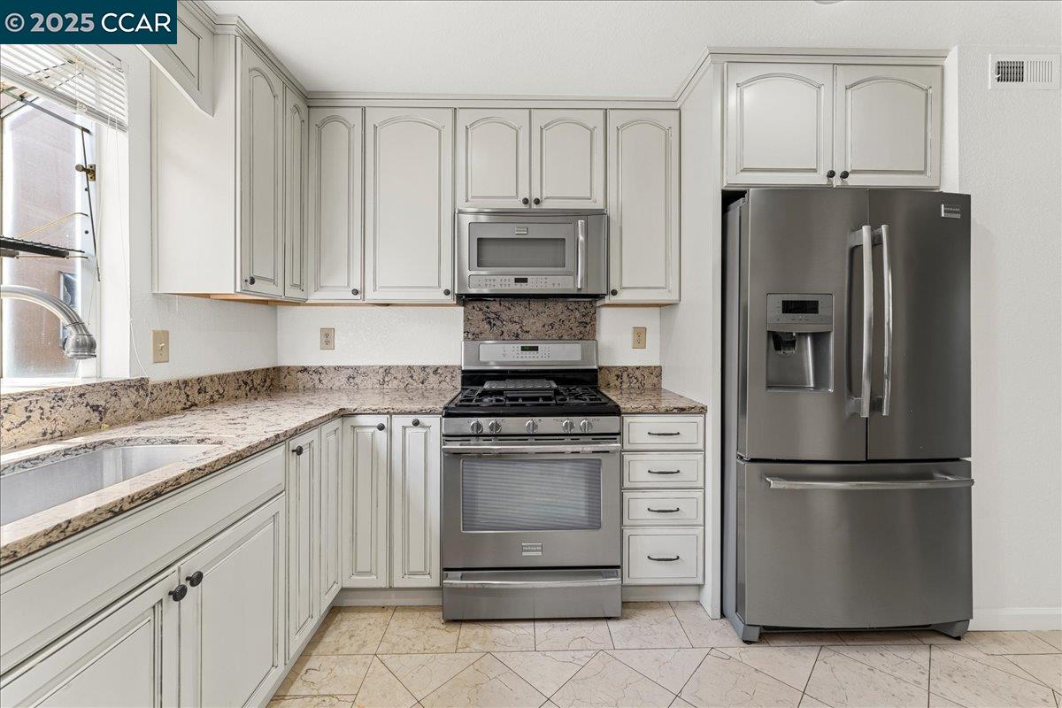 Detail Gallery Image 14 of 36 For 2121 Vale Rd #31,  San Pablo,  CA 94806 - 3 Beds | 3 Baths