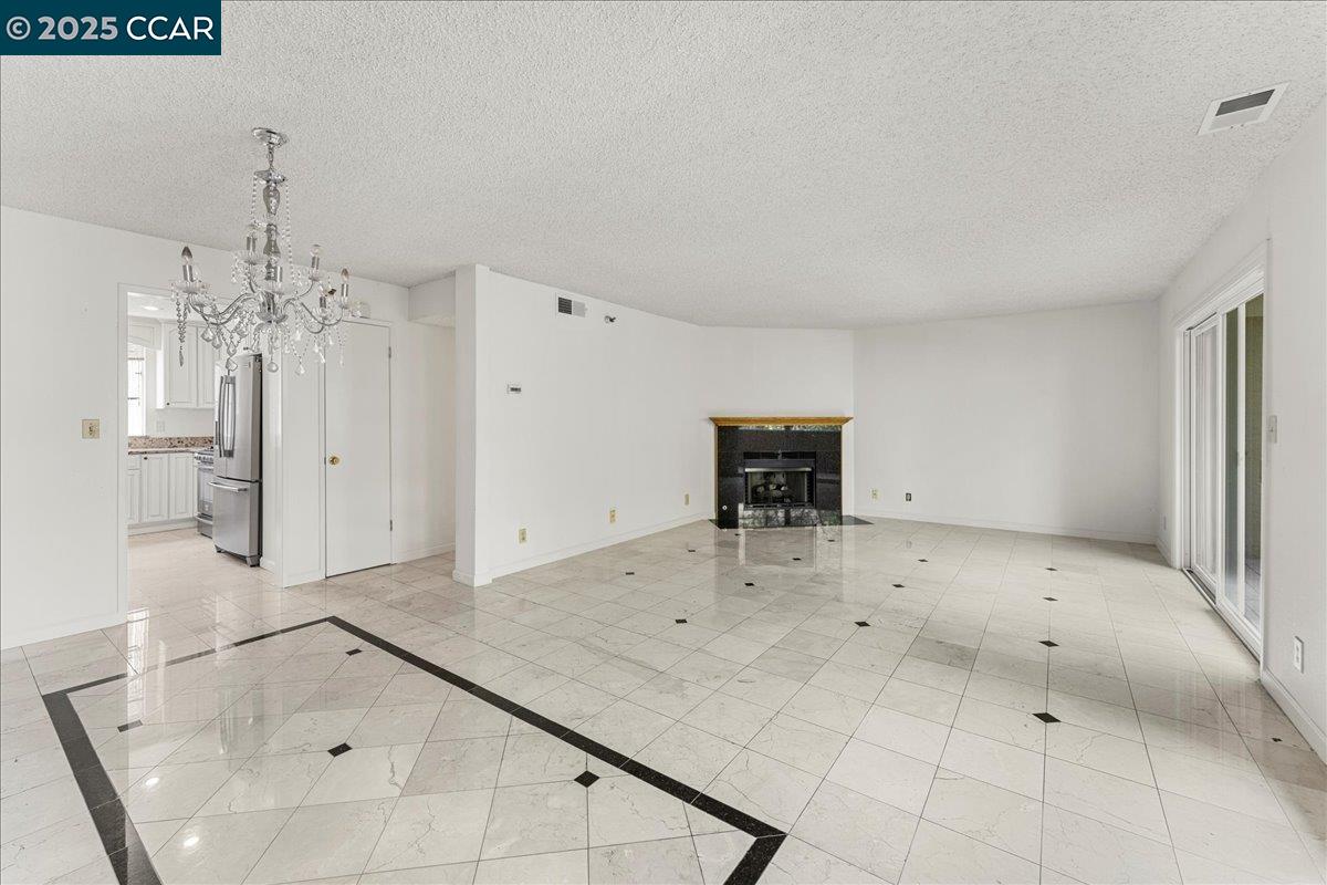 Detail Gallery Image 4 of 36 For 2121 Vale Rd #31,  San Pablo,  CA 94806 - 3 Beds | 3 Baths