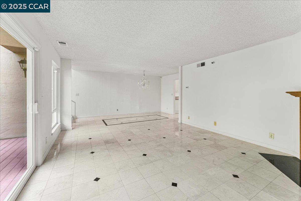 Detail Gallery Image 5 of 36 For 2121 Vale Rd #31,  San Pablo,  CA 94806 - 3 Beds | 3 Baths
