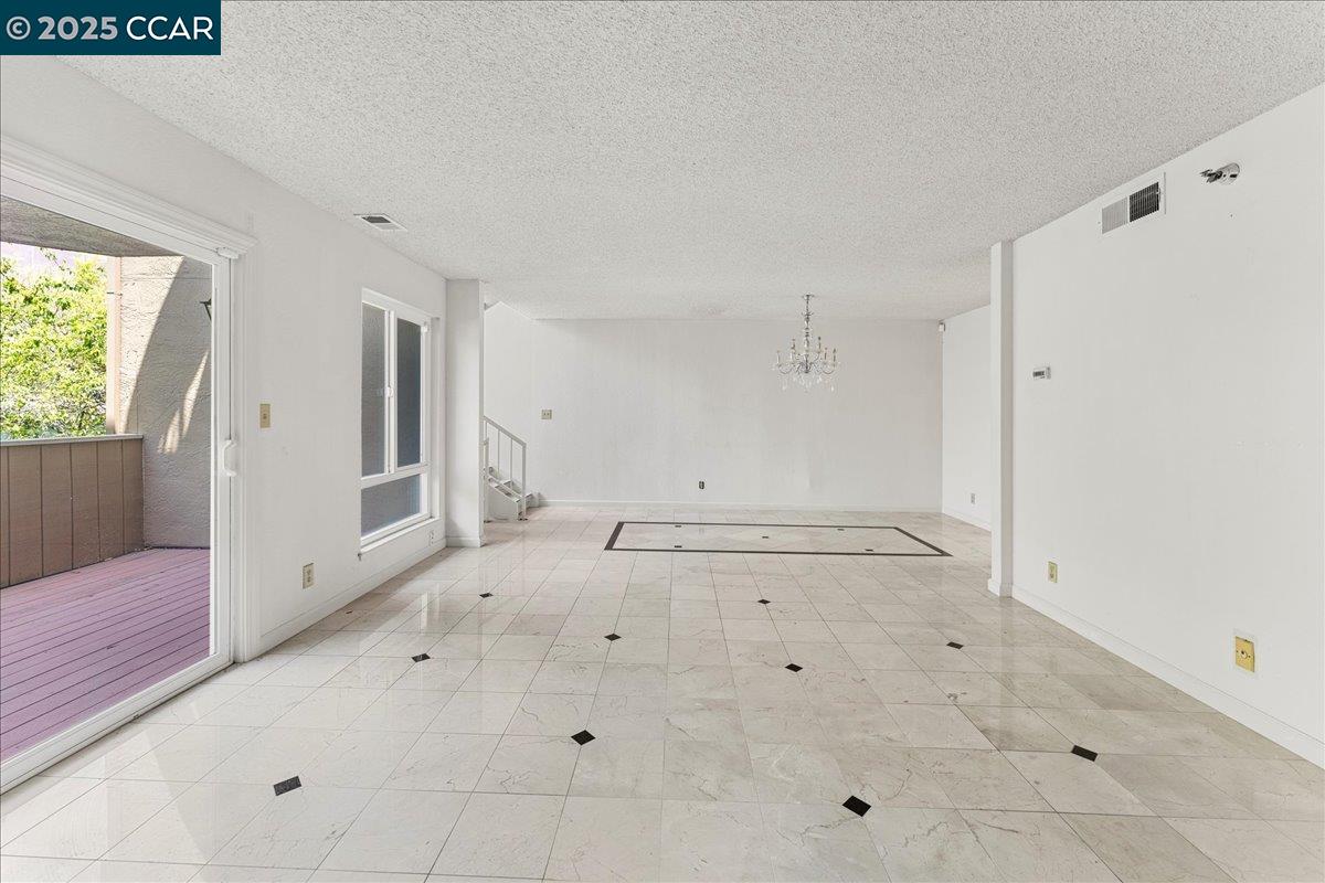 Detail Gallery Image 6 of 36 For 2121 Vale Rd #31,  San Pablo,  CA 94806 - 3 Beds | 3 Baths