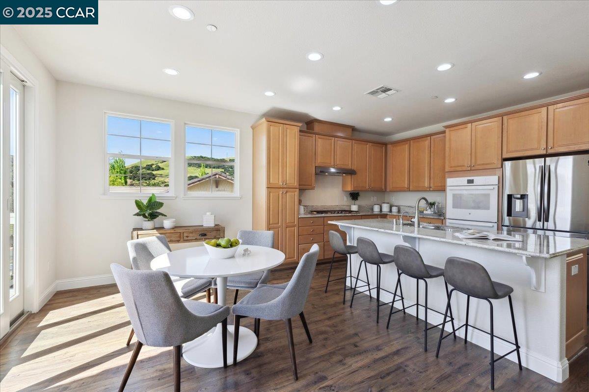 Detail Gallery Image 14 of 52 For 38 Citron Knoll, Orinda,  CA 94563 - 5 Beds | 3 Baths