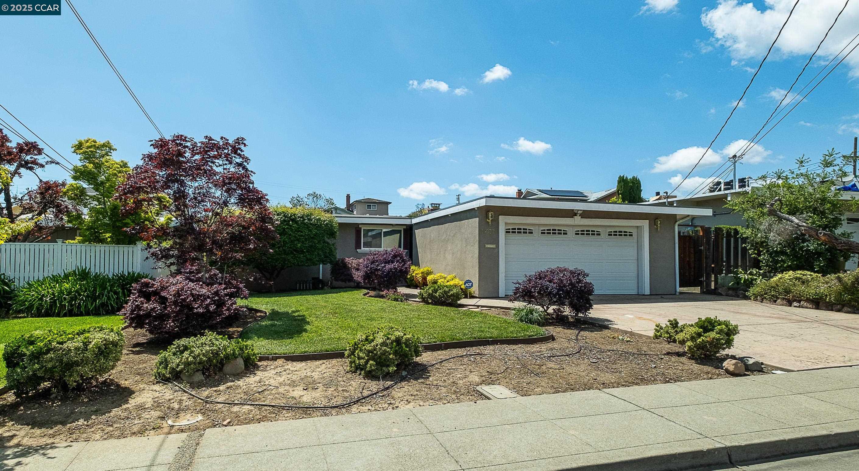 Detail Gallery Image 2 of 41 For 18977 Thornbury Ave, Castro Valley,  CA 94546-3156 - 3 Beds | 2 Baths