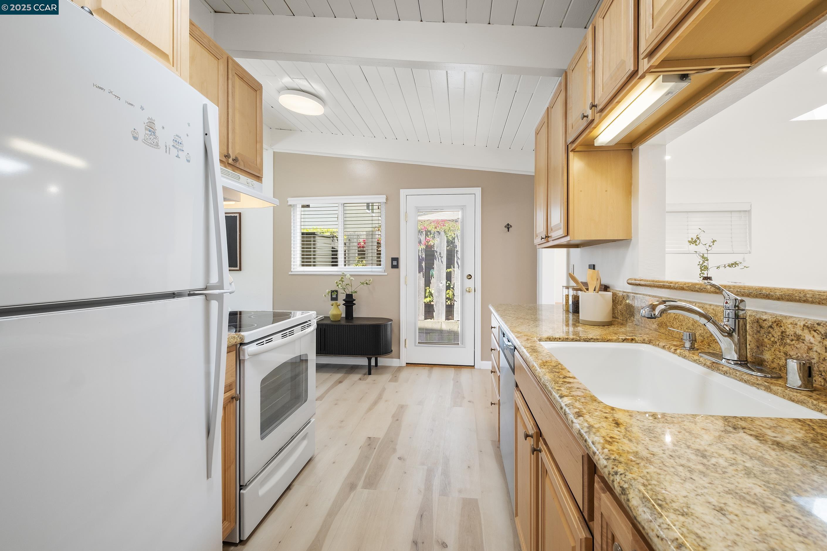 Detail Gallery Image 12 of 41 For 18977 Thornbury Ave, Castro Valley,  CA 94546-3156 - 3 Beds | 2 Baths