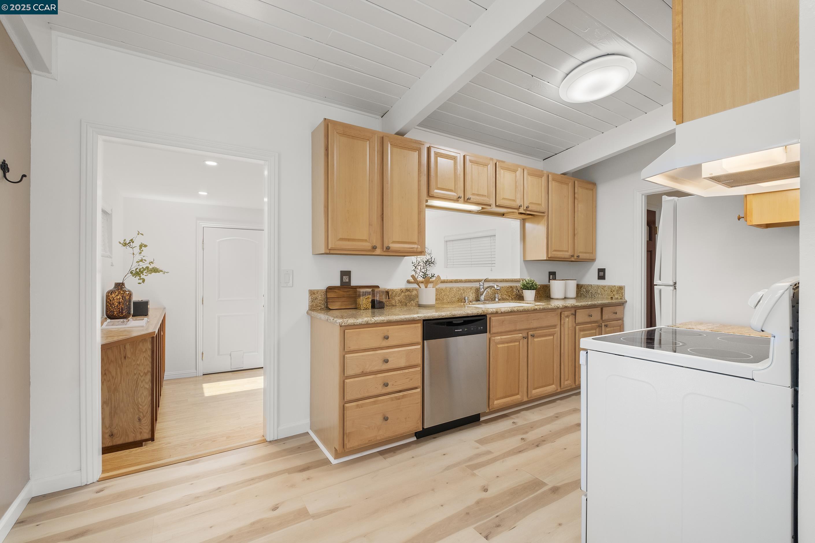 Detail Gallery Image 13 of 41 For 18977 Thornbury Ave, Castro Valley,  CA 94546-3156 - 3 Beds | 2 Baths