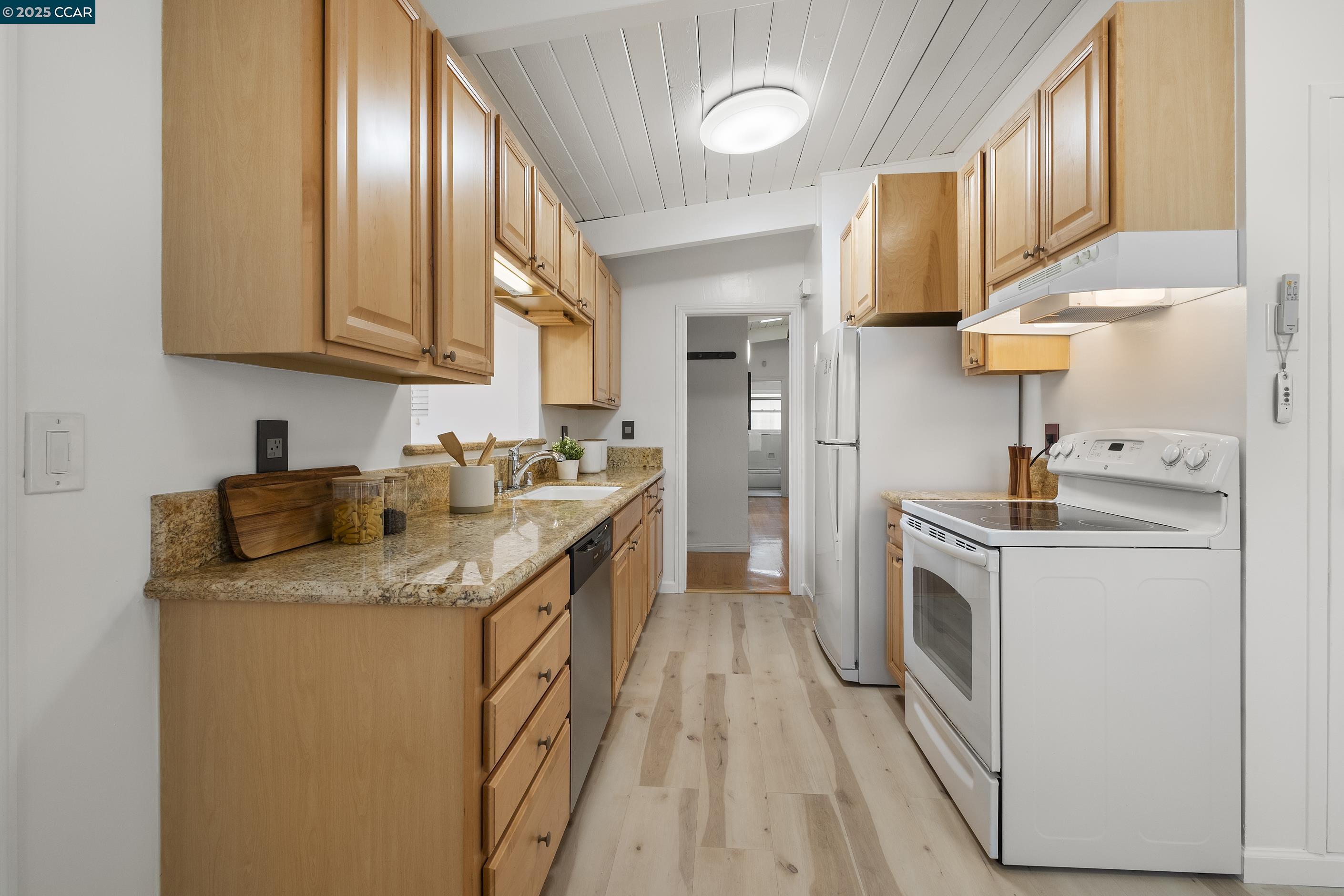 Detail Gallery Image 14 of 41 For 18977 Thornbury Ave, Castro Valley,  CA 94546-3156 - 3 Beds | 2 Baths