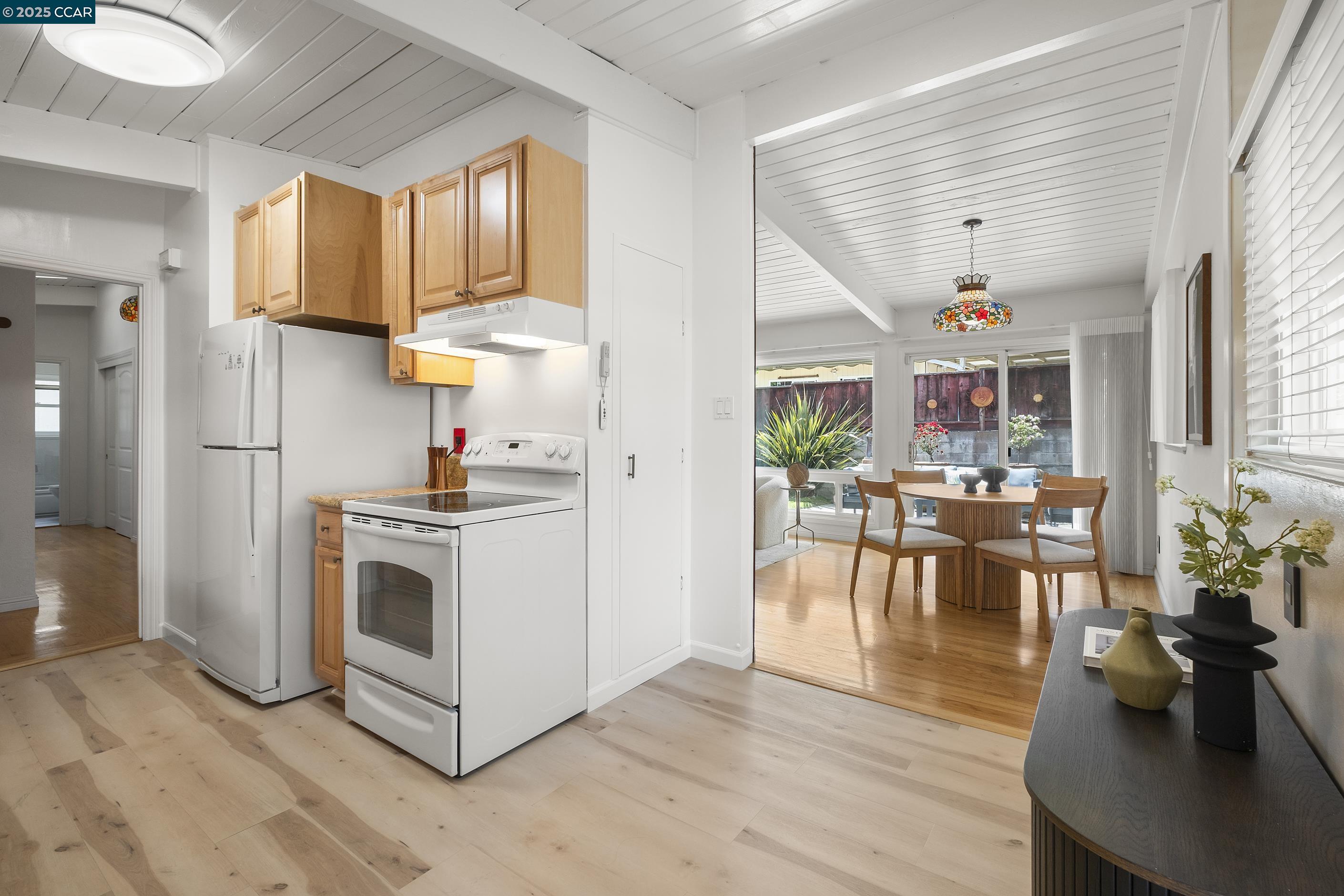 Detail Gallery Image 15 of 41 For 18977 Thornbury Ave, Castro Valley,  CA 94546-3156 - 3 Beds | 2 Baths