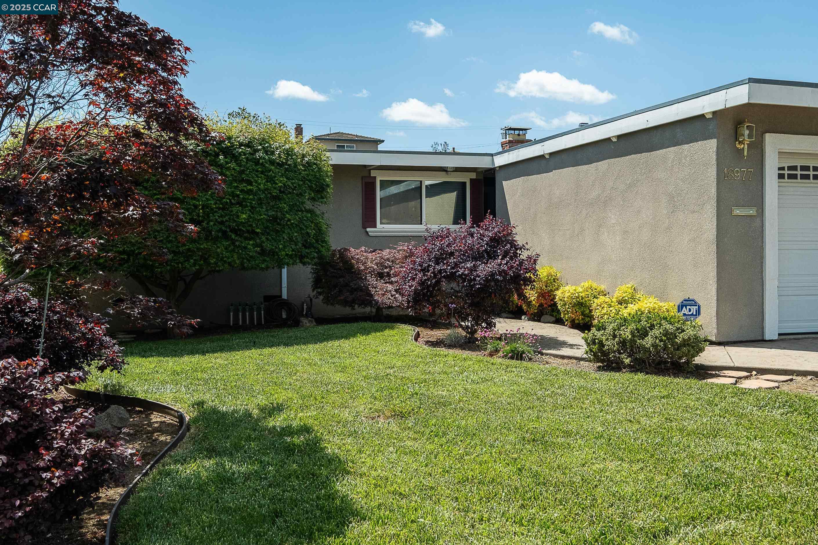 Detail Gallery Image 3 of 41 For 18977 Thornbury Ave, Castro Valley,  CA 94546-3156 - 3 Beds | 2 Baths