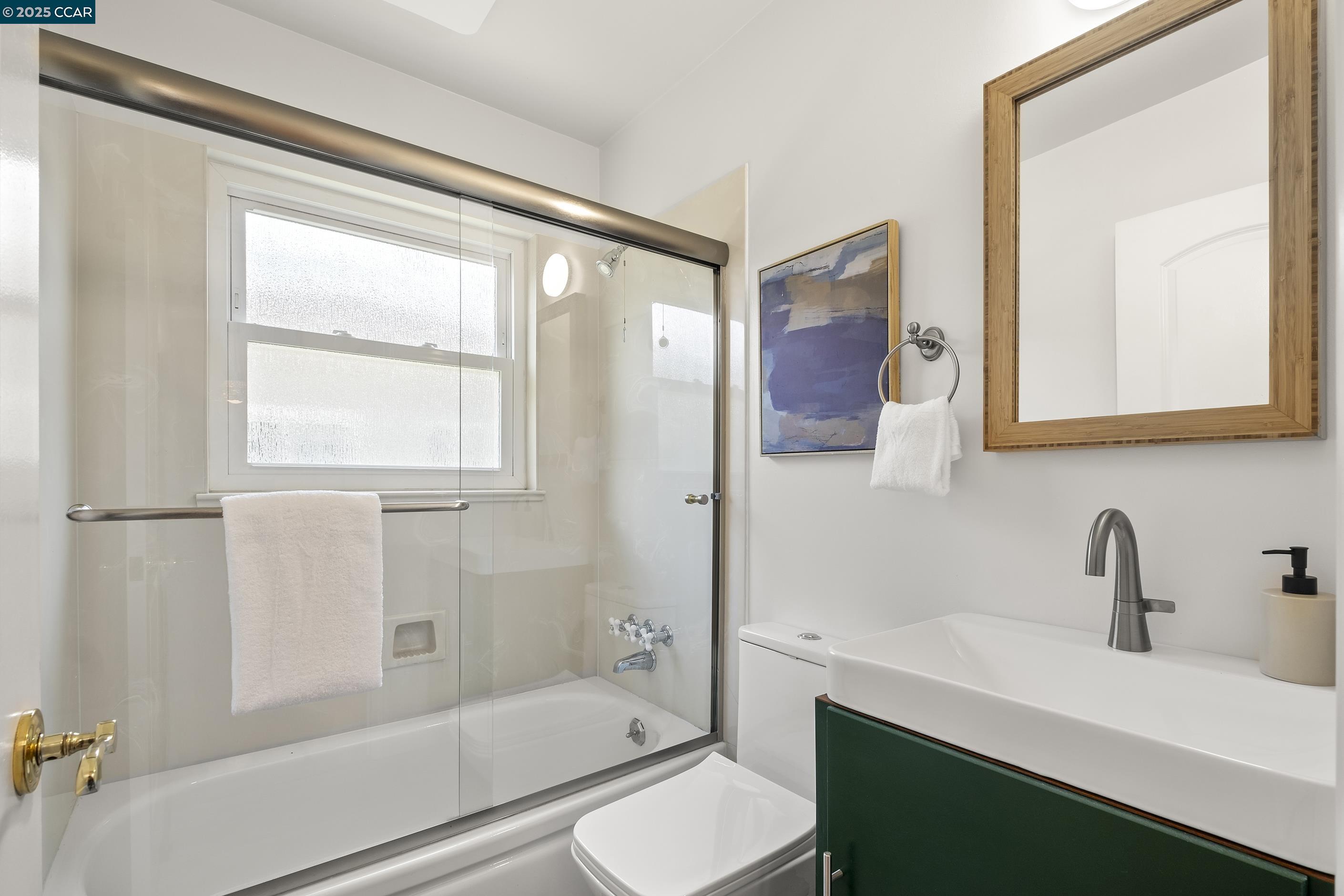 Detail Gallery Image 28 of 41 For 18977 Thornbury Ave, Castro Valley,  CA 94546-3156 - 3 Beds | 2 Baths