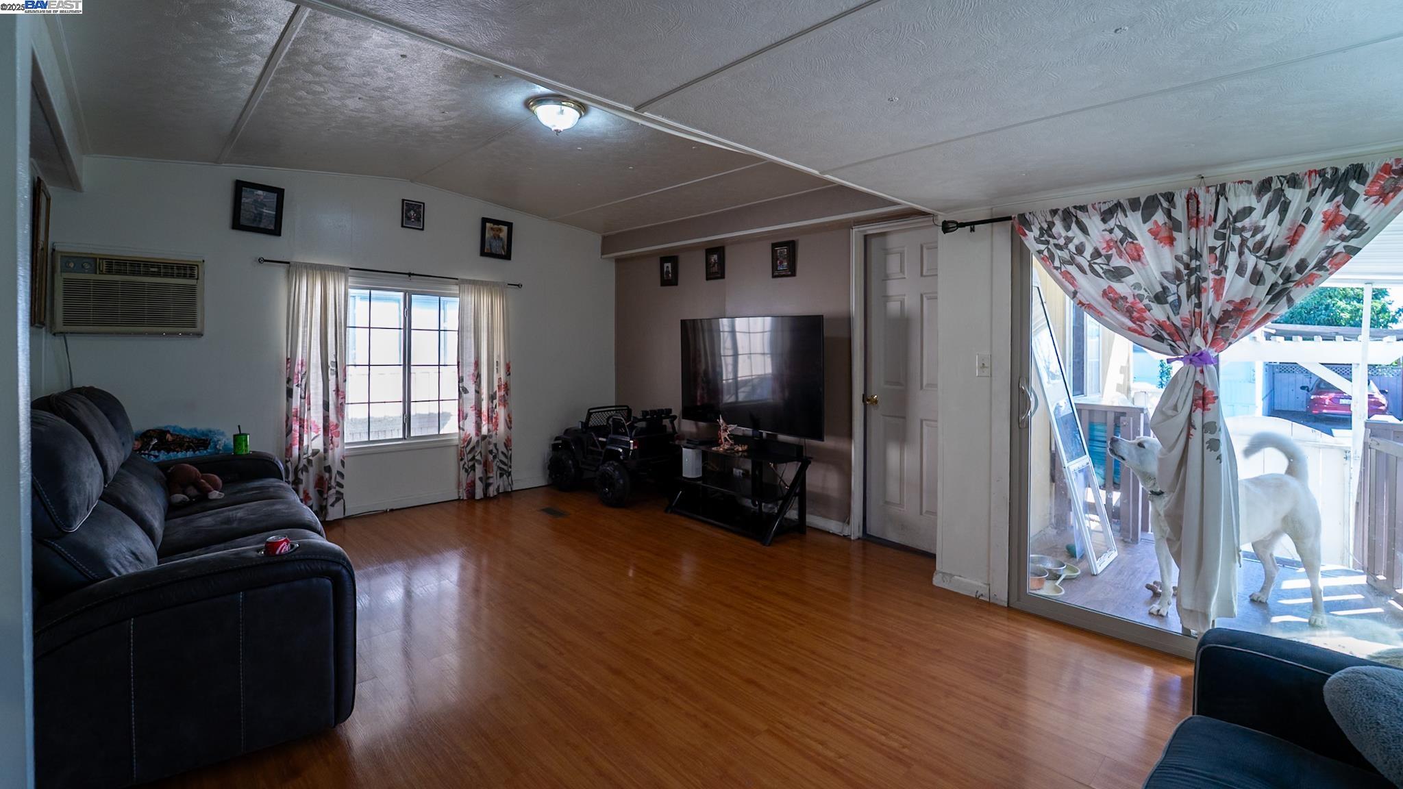 Detail Gallery Image 3 of 10 For 2580 Senter Rd #495,  San Jose,  CA 95111 - 3 Beds | 2 Baths