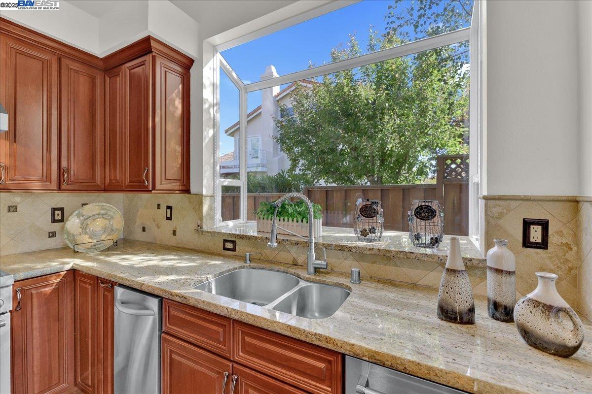 Detail Gallery Image 18 of 60 For 4975 Lapis Ln, Pleasanton,  CA 94566 - 5 Beds | 3 Baths