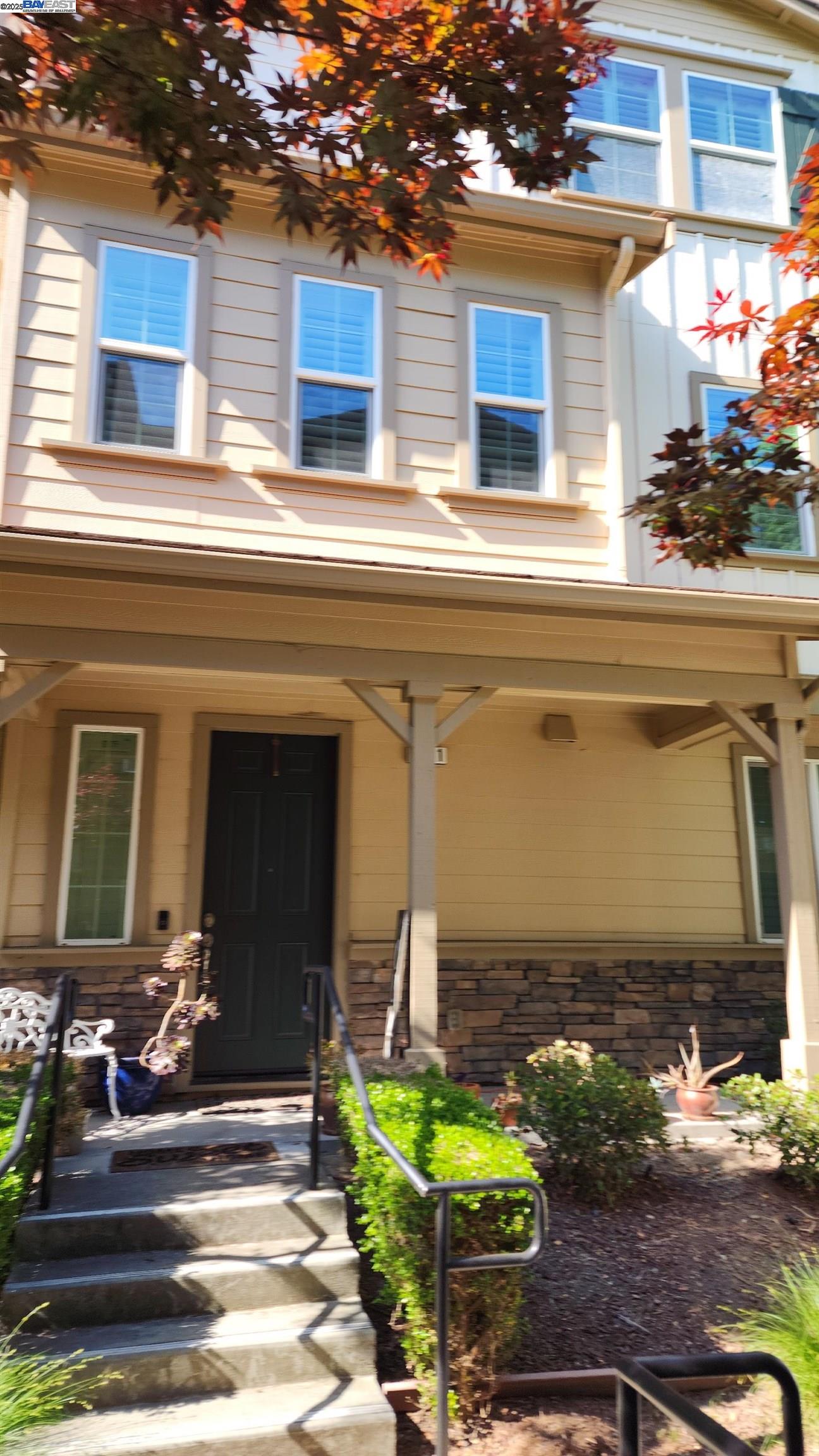 Detail Gallery Image 2 of 17 For 6961 N Mariposa Ln, Dublin,  CA 94568 - 4 Beds | 2/2 Baths