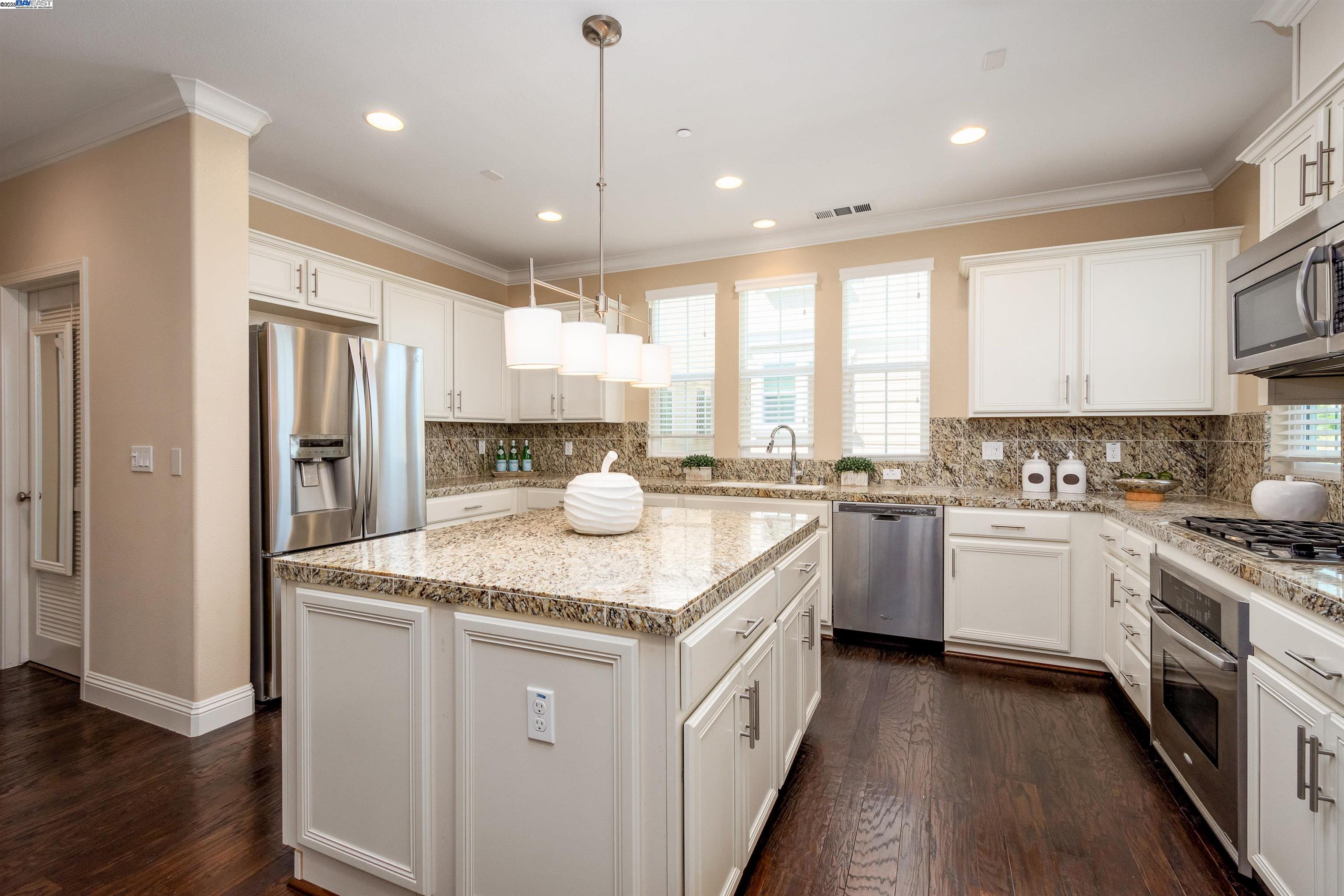 Detail Gallery Image 8 of 17 For 6961 N Mariposa Ln, Dublin,  CA 94568 - 4 Beds | 2/2 Baths