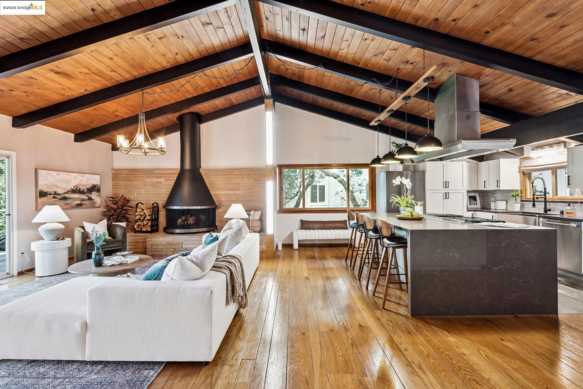 Detail Gallery Image 1 of 1 For 2560 Carisbrook Dr, Oakland,  CA 94611 - 4 Beds | 3 Baths
