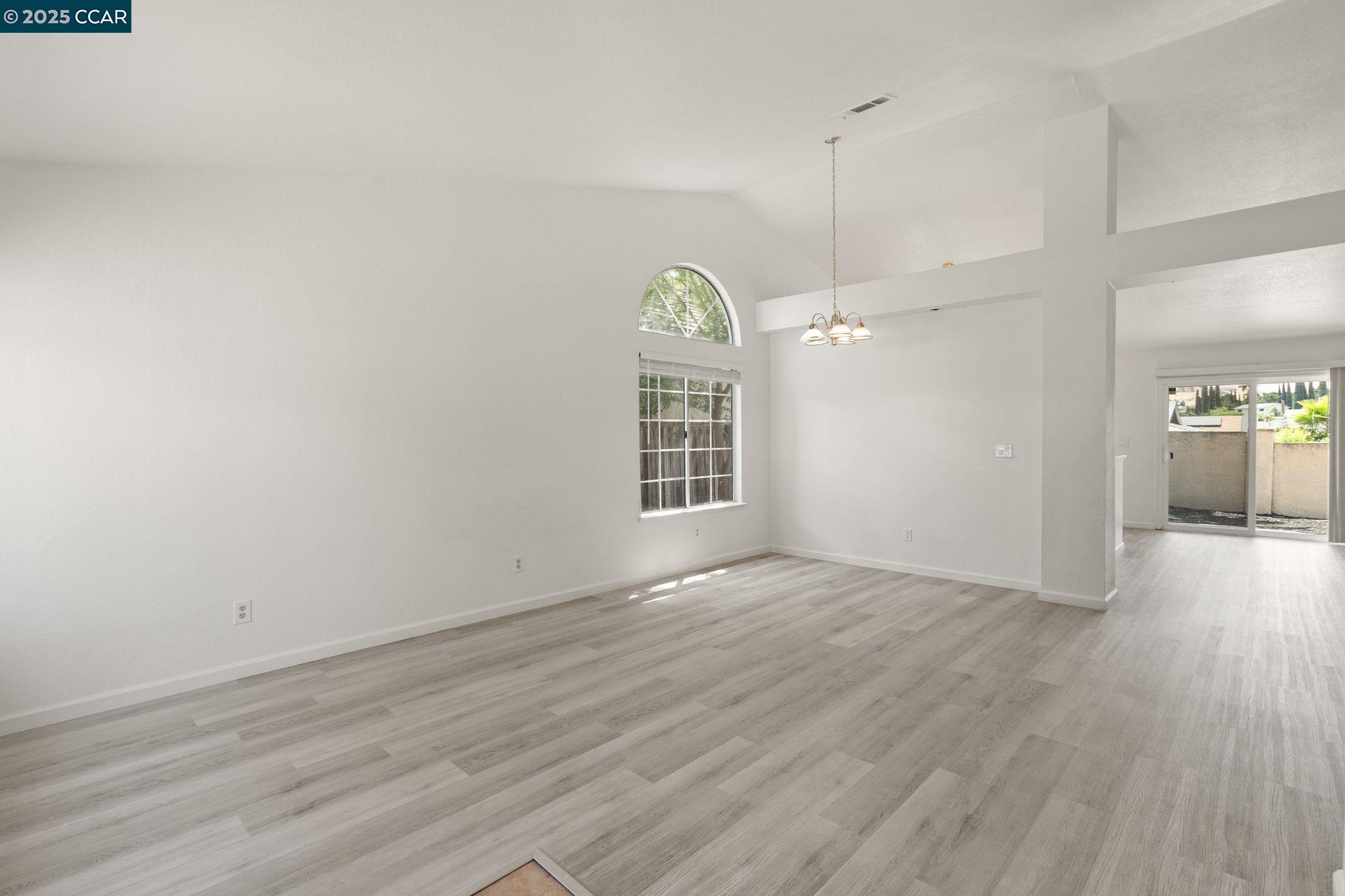 Detail Gallery Image 5 of 30 For 1929 Johnson Dr, Antioch,  CA 94509 - 3 Beds | 2 Baths