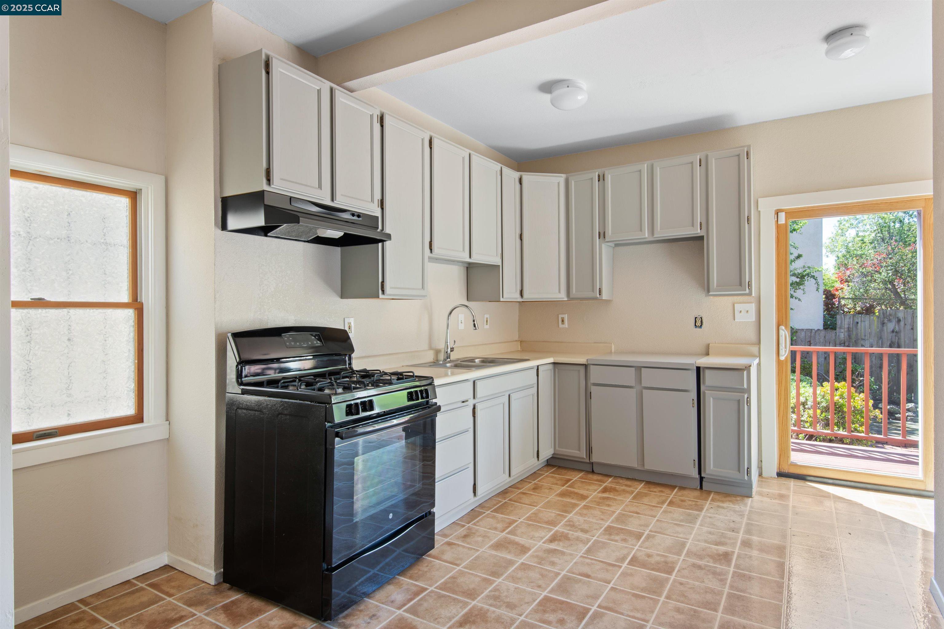 Detail Gallery Image 12 of 26 For 1740 Cedar St, Berkeley,  CA 94703 - 3 Beds | 1/1 Baths