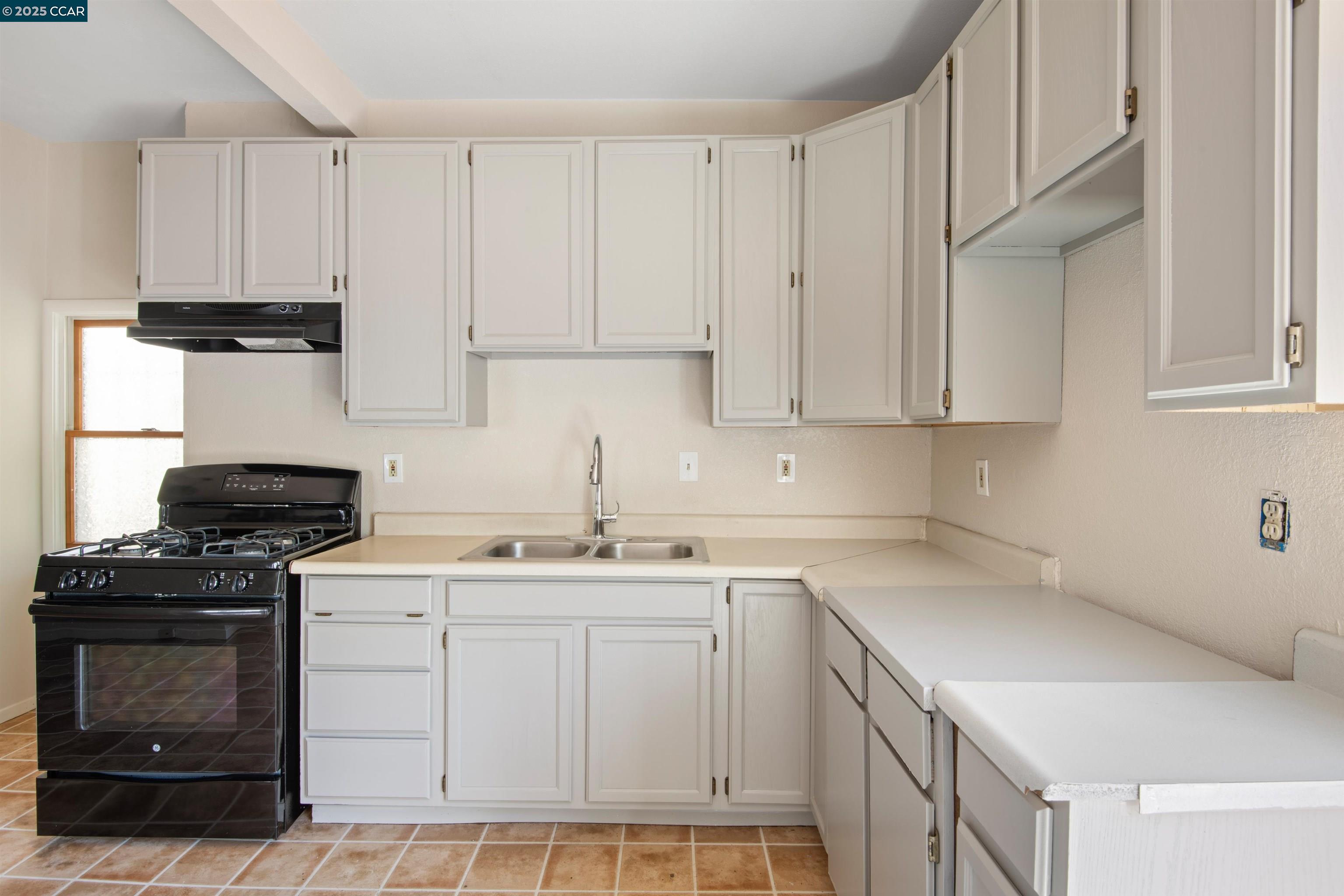 Detail Gallery Image 13 of 26 For 1740 Cedar St, Berkeley,  CA 94703 - 3 Beds | 1/1 Baths