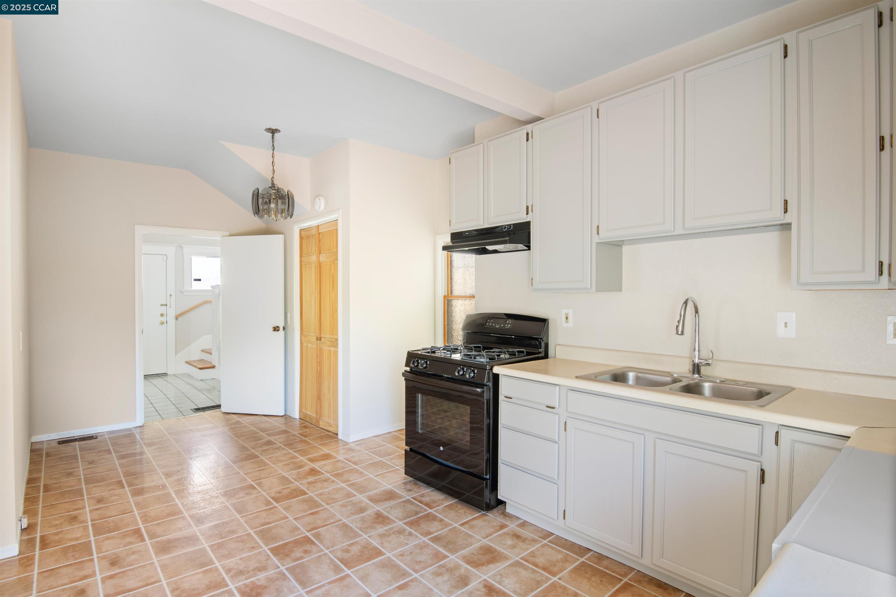 Detail Gallery Image 14 of 26 For 1740 Cedar St, Berkeley,  CA 94703 - 3 Beds | 1/1 Baths