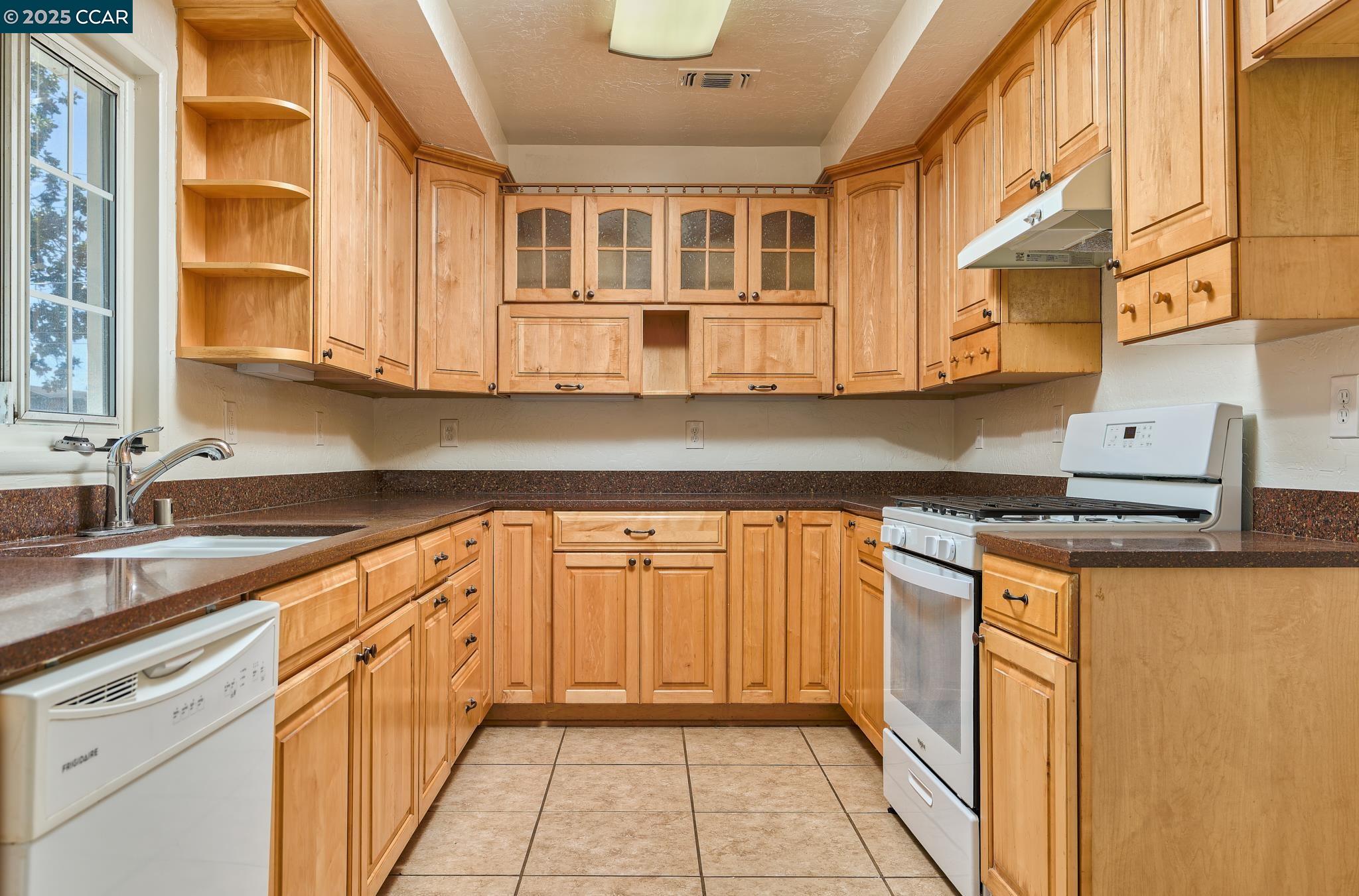 Detail Gallery Image 2 of 20 For 5708 Georgia Dr, North Highlands,  CA 95660 - 3 Beds | 1 Baths