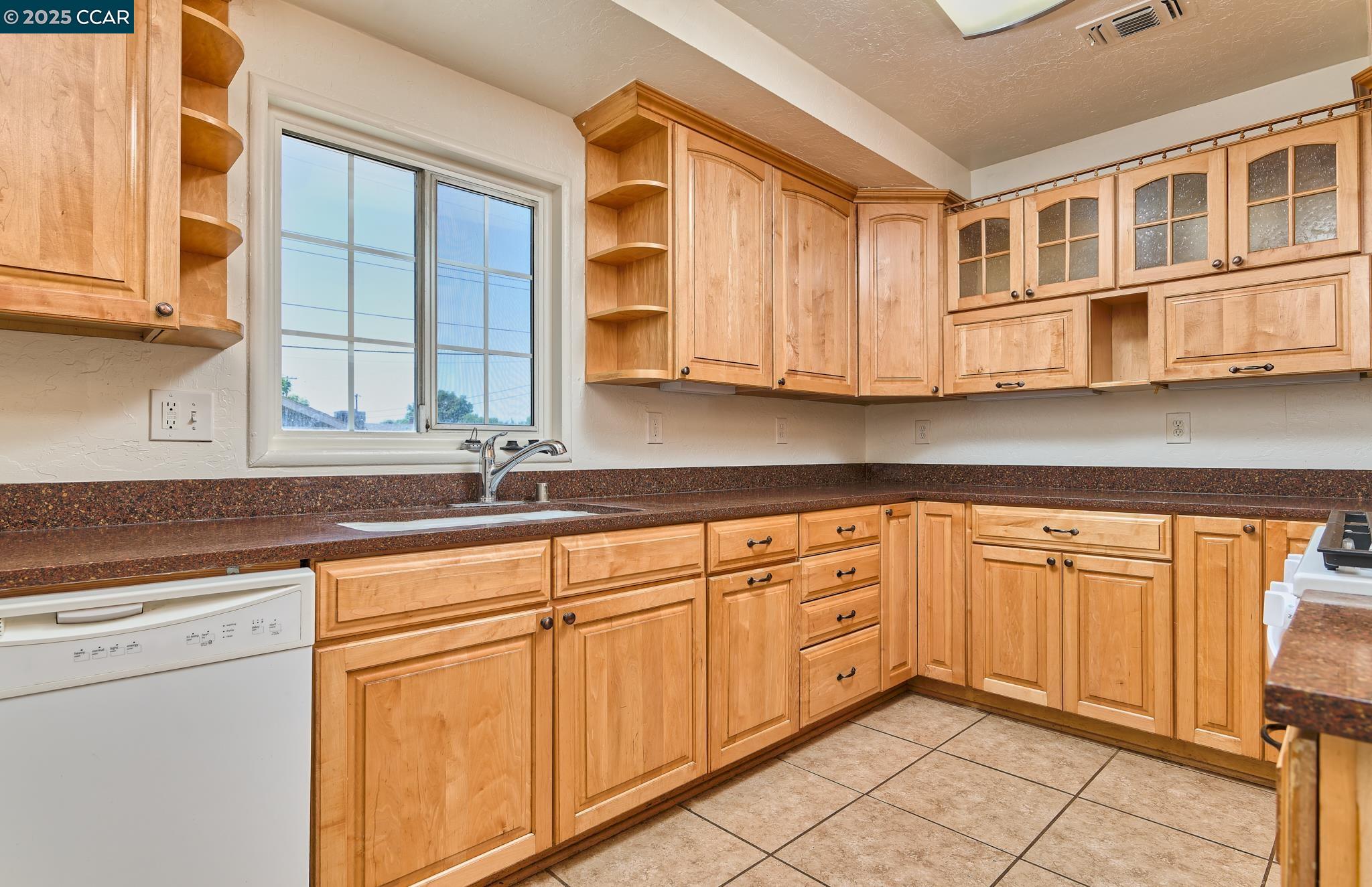 Detail Gallery Image 3 of 20 For 5708 Georgia Dr, North Highlands,  CA 95660 - 3 Beds | 1 Baths