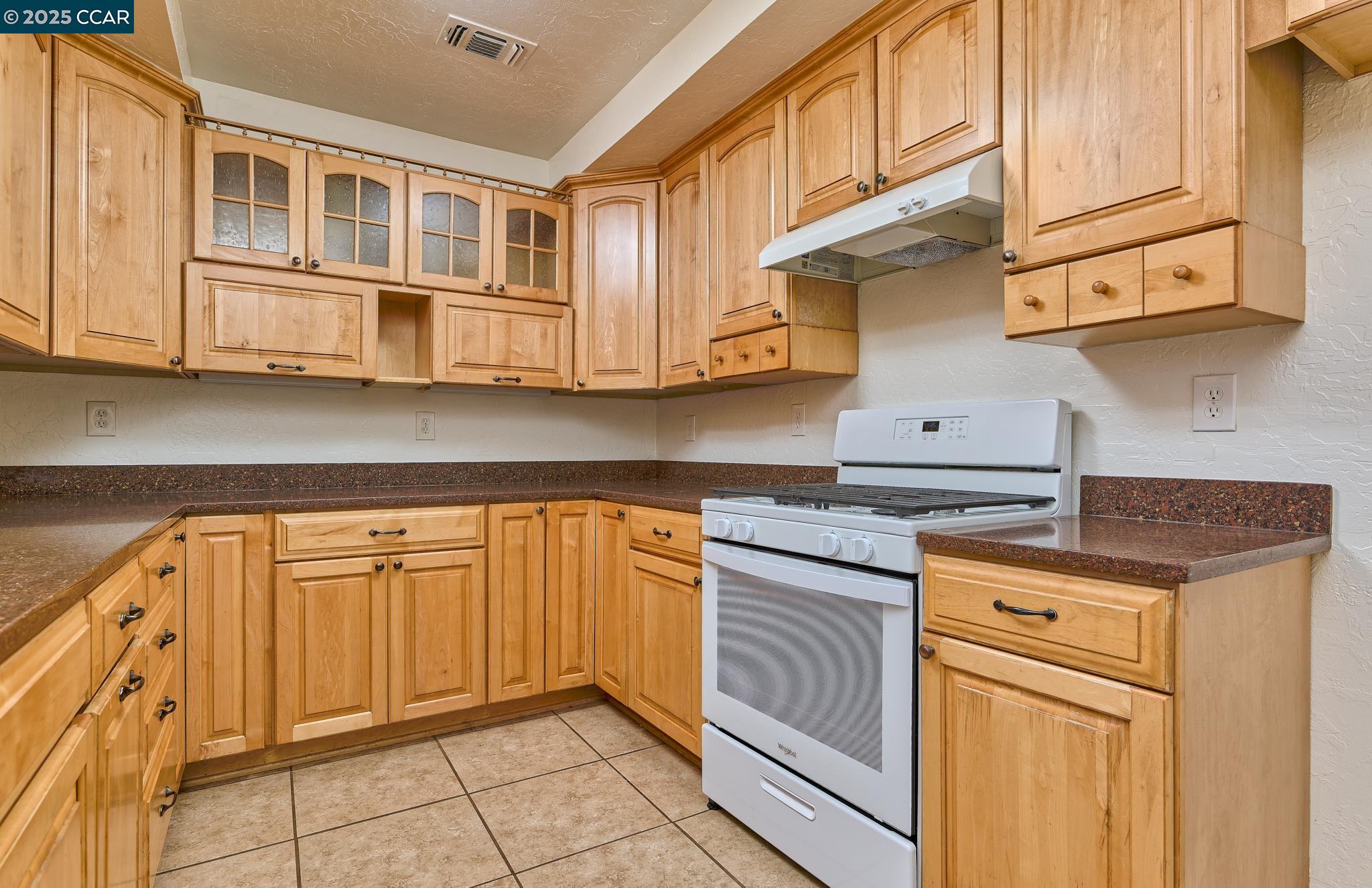Detail Gallery Image 4 of 20 For 5708 Georgia Dr, North Highlands,  CA 95660 - 3 Beds | 1 Baths