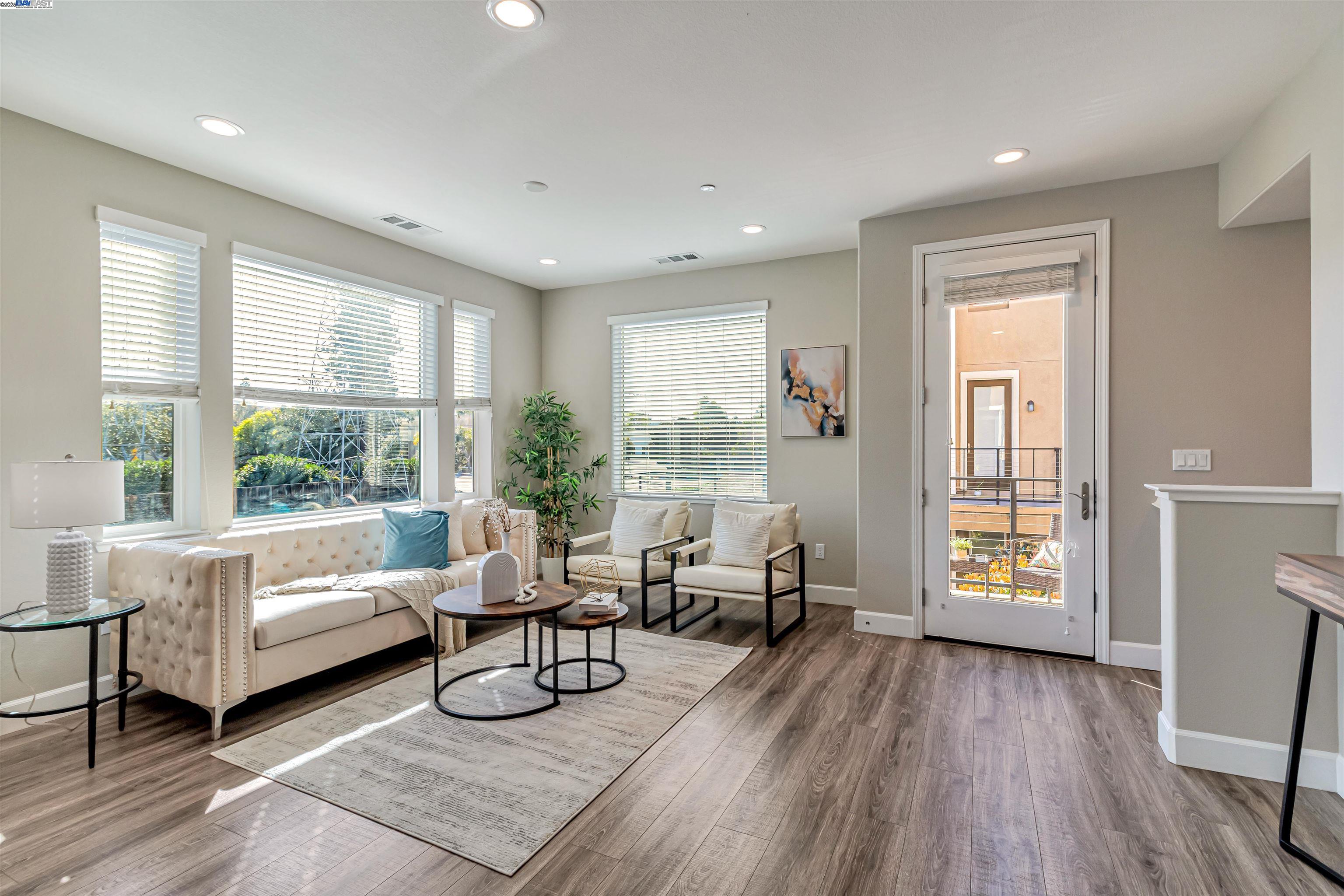 Detail Gallery Image 1 of 38 For 325 Charles Morris Ter, Sunnyvale,  CA 94085 - 3 Beds | 2/1 Baths