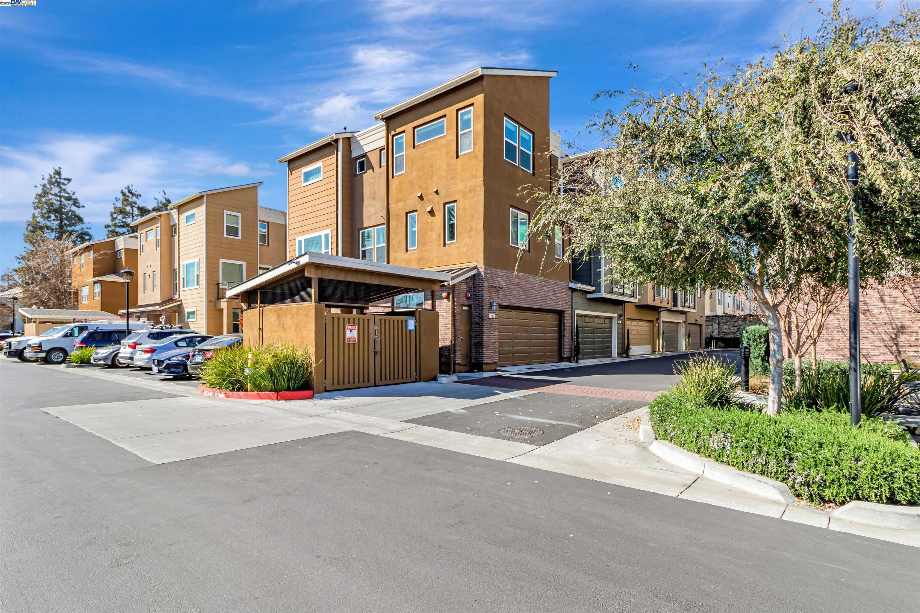 Detail Gallery Image 2 of 38 For 325 Charles Morris Ter, Sunnyvale,  CA 94085 - 3 Beds | 2/1 Baths