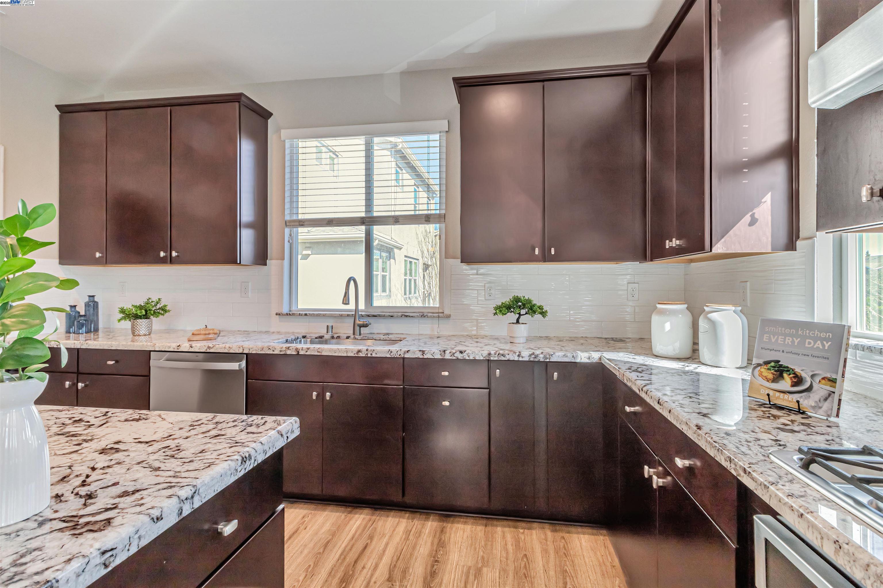 Detail Gallery Image 11 of 38 For 325 Charles Morris Ter, Sunnyvale,  CA 94085 - 3 Beds | 2/1 Baths