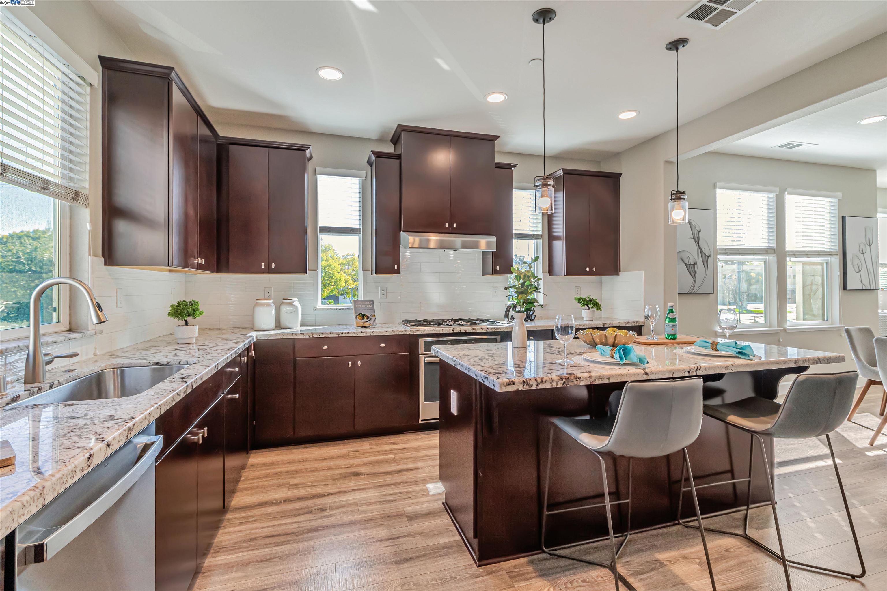 Detail Gallery Image 12 of 38 For 325 Charles Morris Ter, Sunnyvale,  CA 94085 - 3 Beds | 2/1 Baths