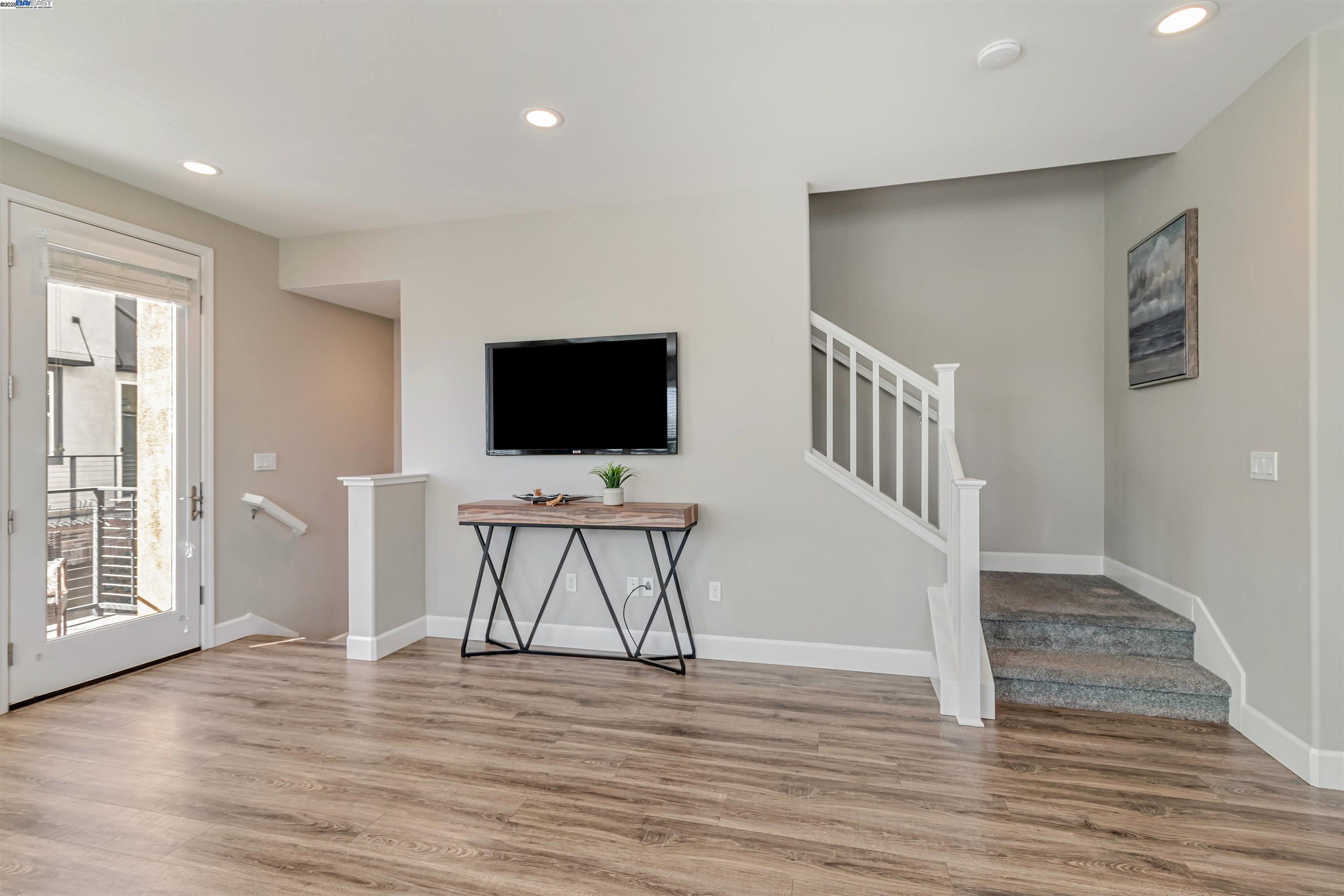 Detail Gallery Image 16 of 38 For 325 Charles Morris Ter, Sunnyvale,  CA 94085 - 3 Beds | 2/1 Baths