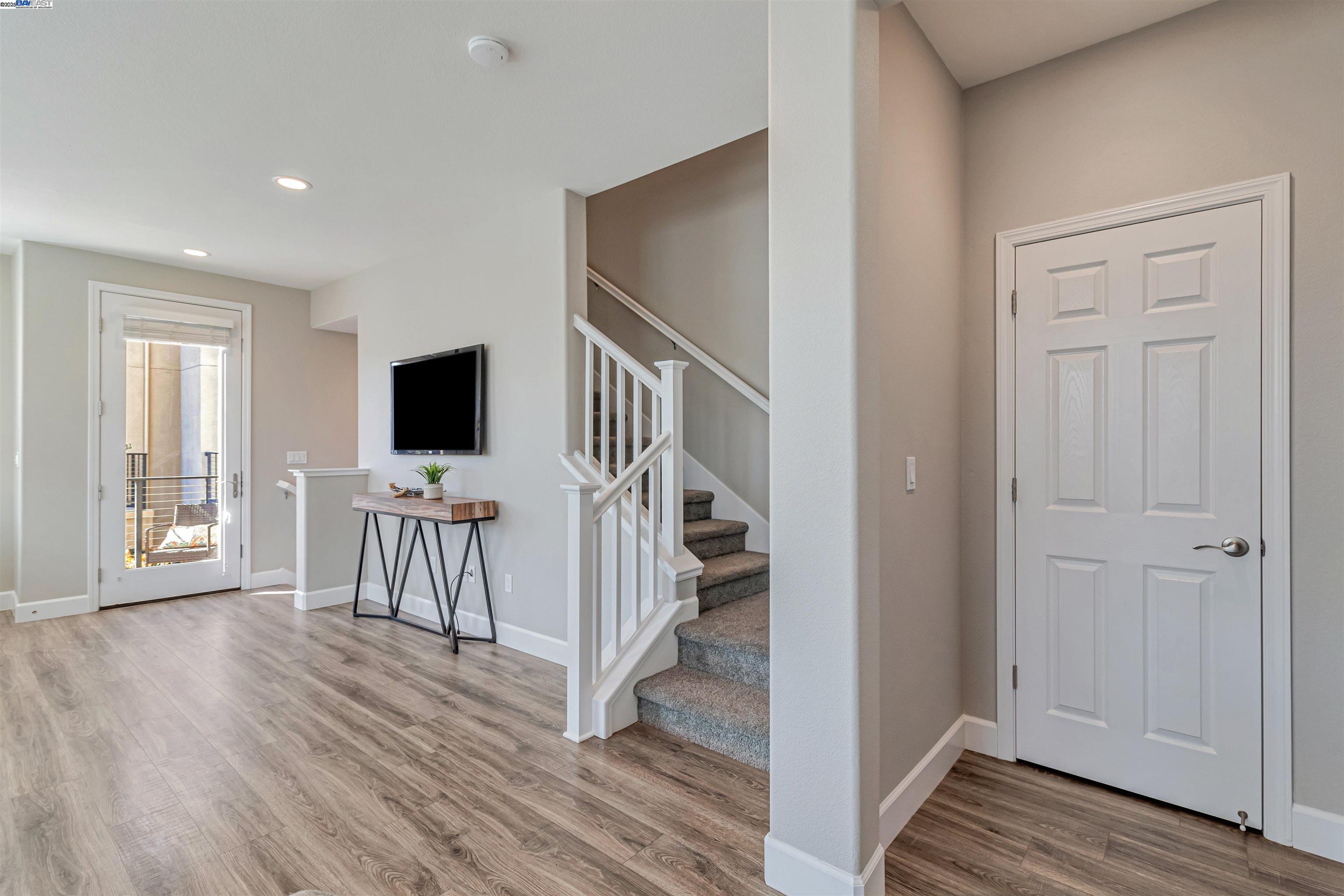 Detail Gallery Image 17 of 38 For 325 Charles Morris Ter, Sunnyvale,  CA 94085 - 3 Beds | 2/1 Baths