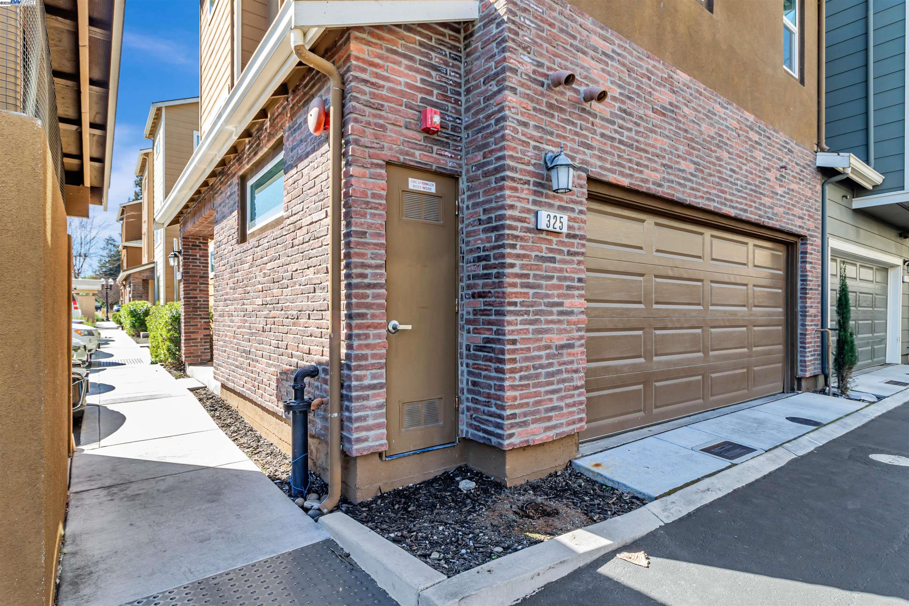 Detail Gallery Image 4 of 38 For 325 Charles Morris Ter, Sunnyvale,  CA 94085 - 3 Beds | 2/1 Baths