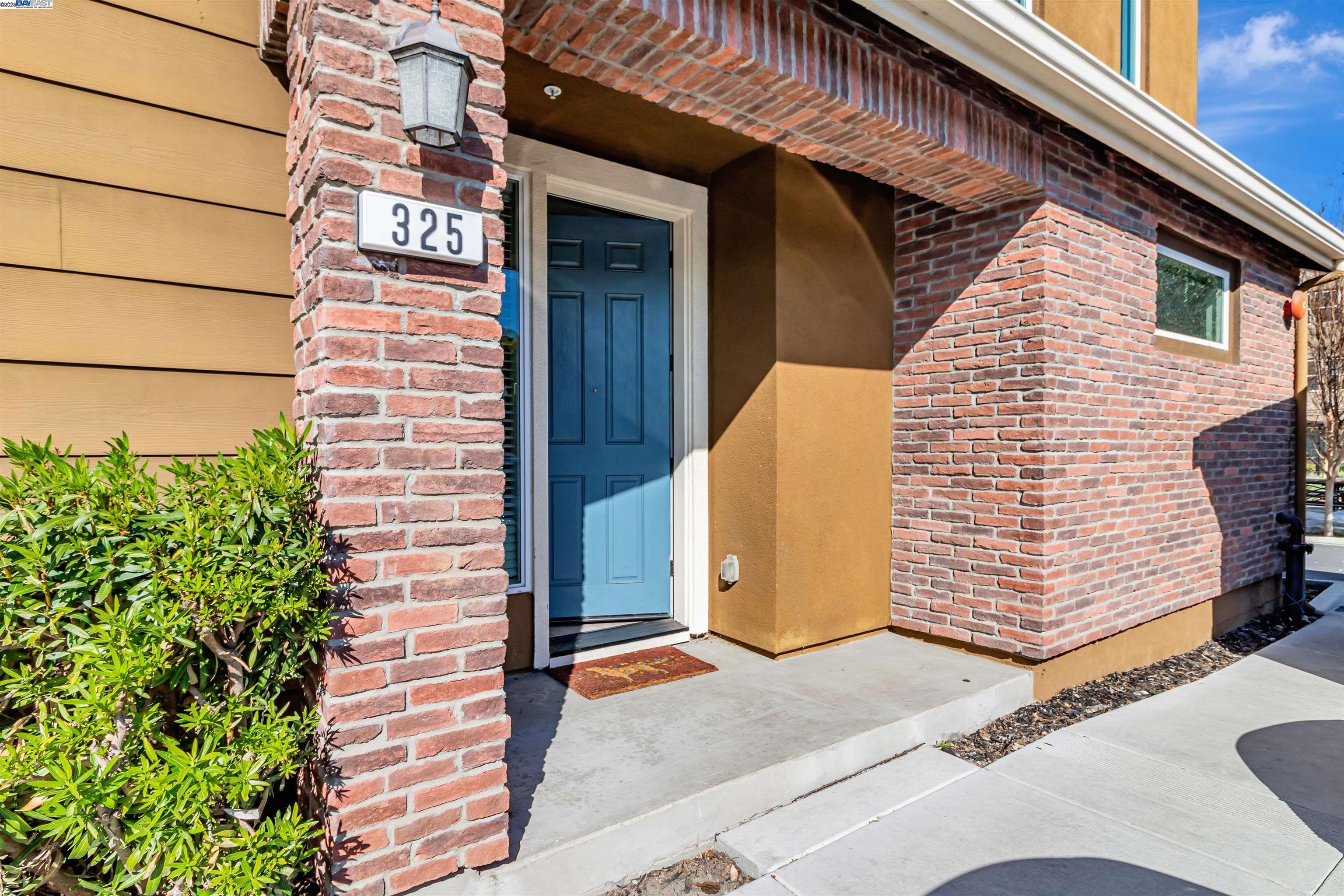 Detail Gallery Image 5 of 38 For 325 Charles Morris Ter, Sunnyvale,  CA 94085 - 3 Beds | 2/1 Baths