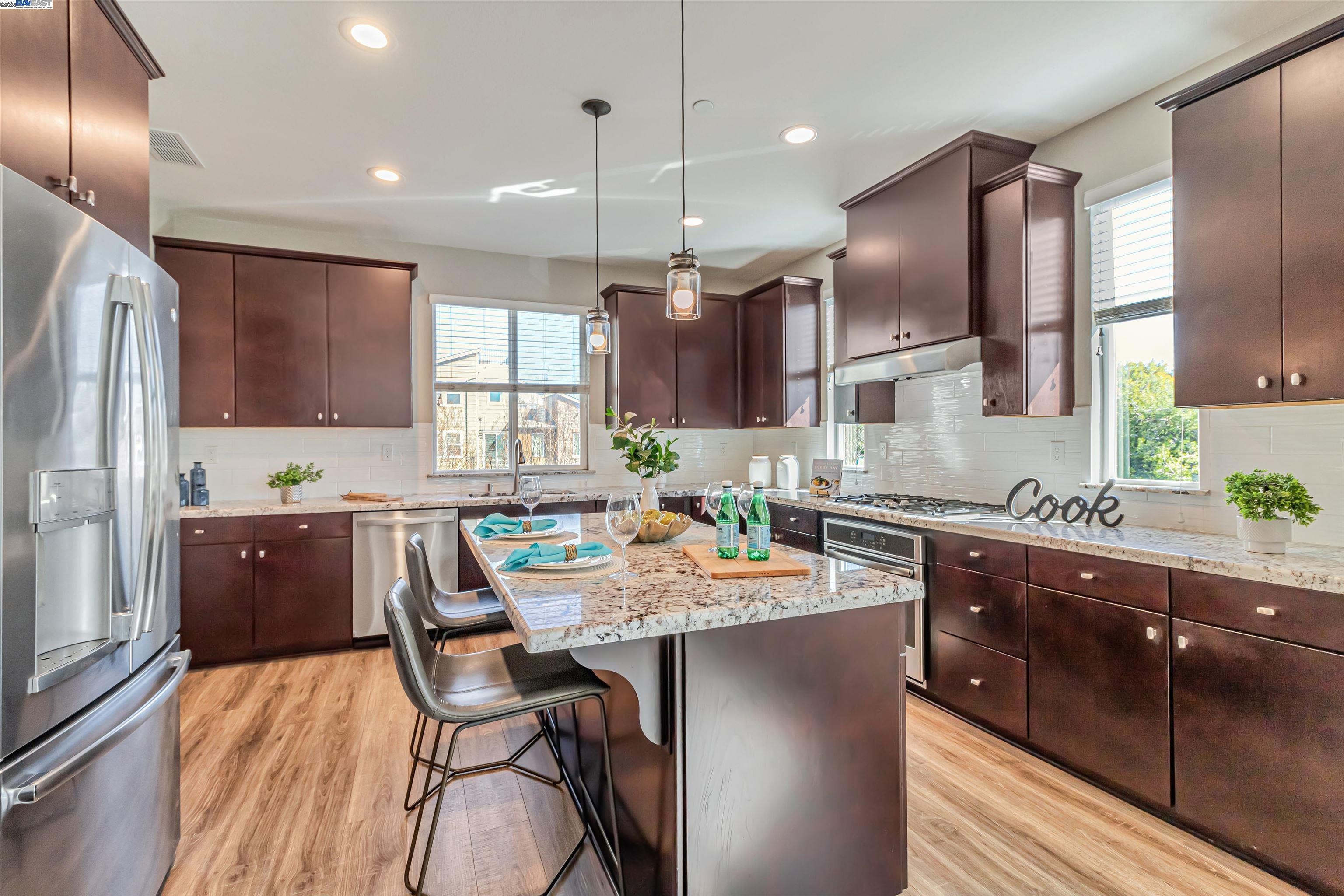Detail Gallery Image 8 of 38 For 325 Charles Morris Ter, Sunnyvale,  CA 94085 - 3 Beds | 2/1 Baths