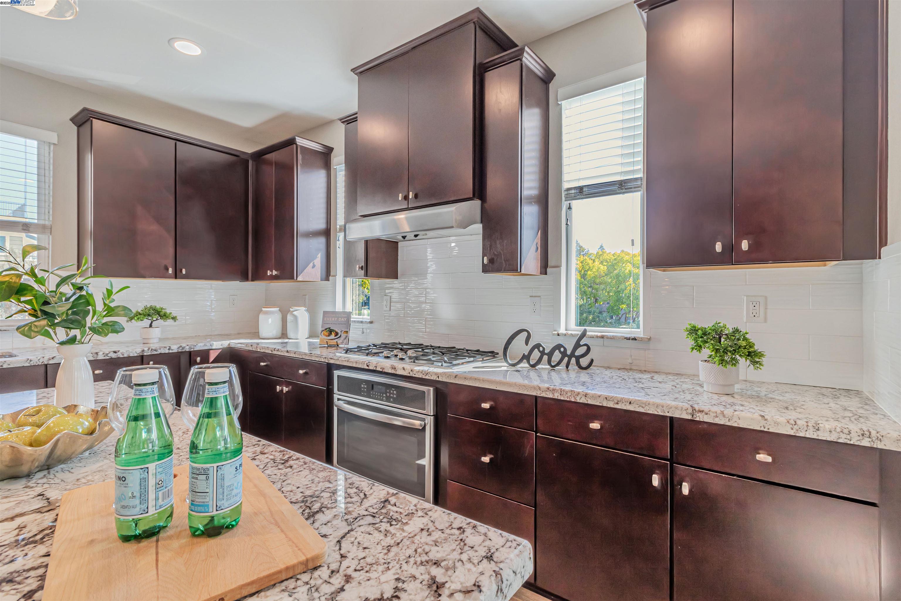 Detail Gallery Image 10 of 38 For 325 Charles Morris Ter, Sunnyvale,  CA 94085 - 3 Beds | 2/1 Baths
