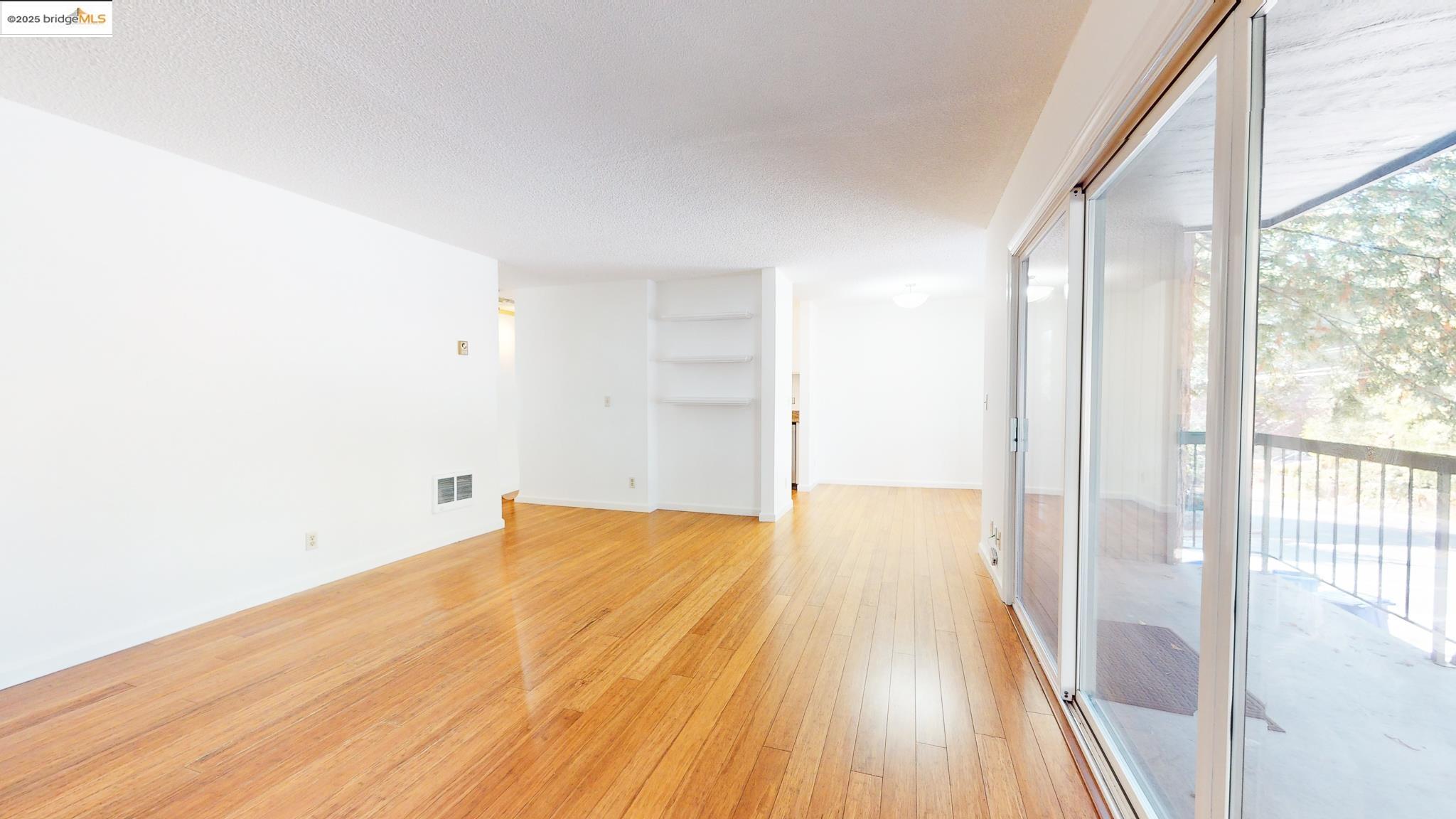 Detail Gallery Image 2 of 17 For 2700 Le Conte Ave #201,  Berkeley,  CA 94709 - 1 Beds | 1 Baths