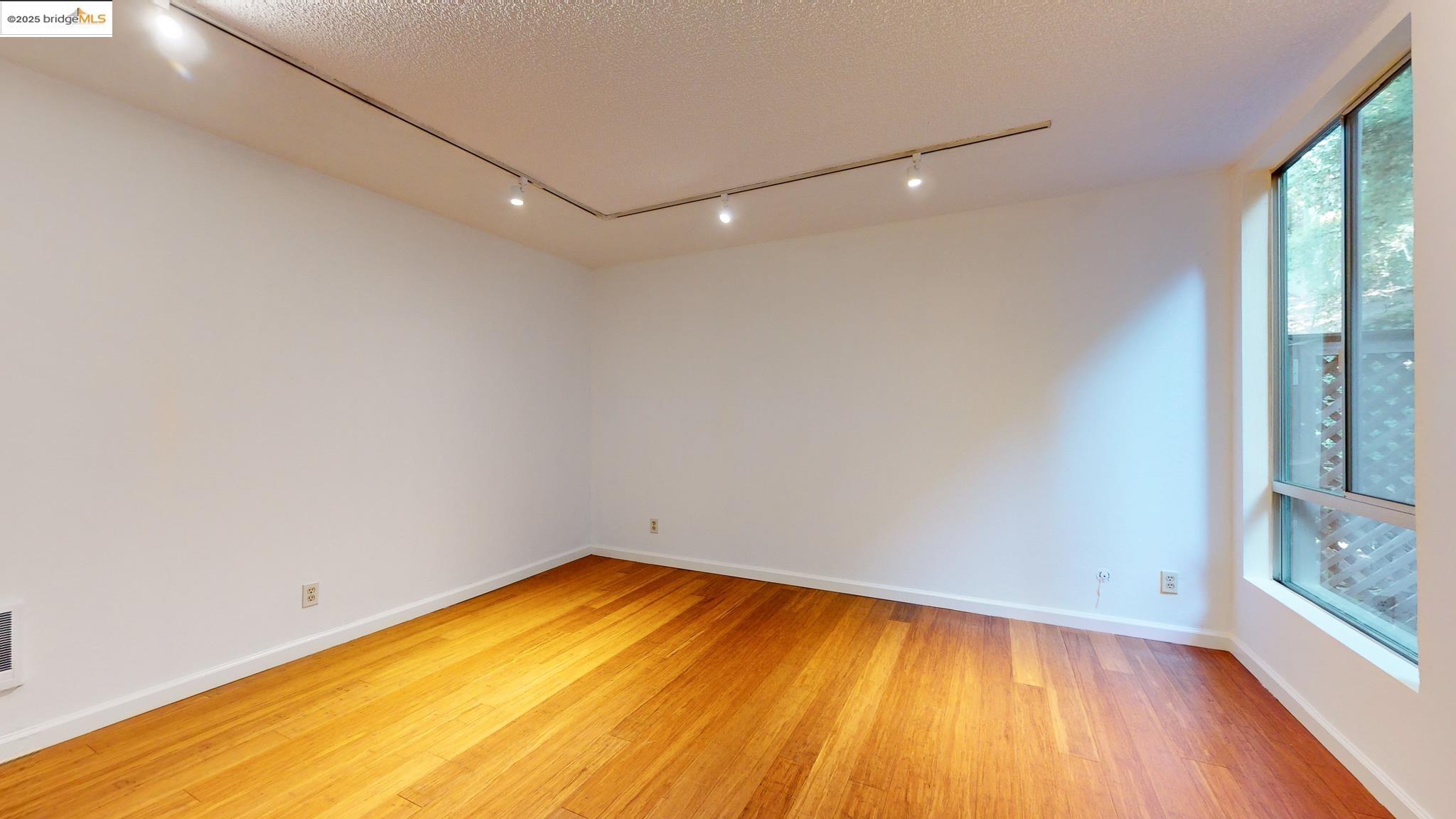 Detail Gallery Image 10 of 17 For 2700 Le Conte Ave #201,  Berkeley,  CA 94709 - 1 Beds | 1 Baths
