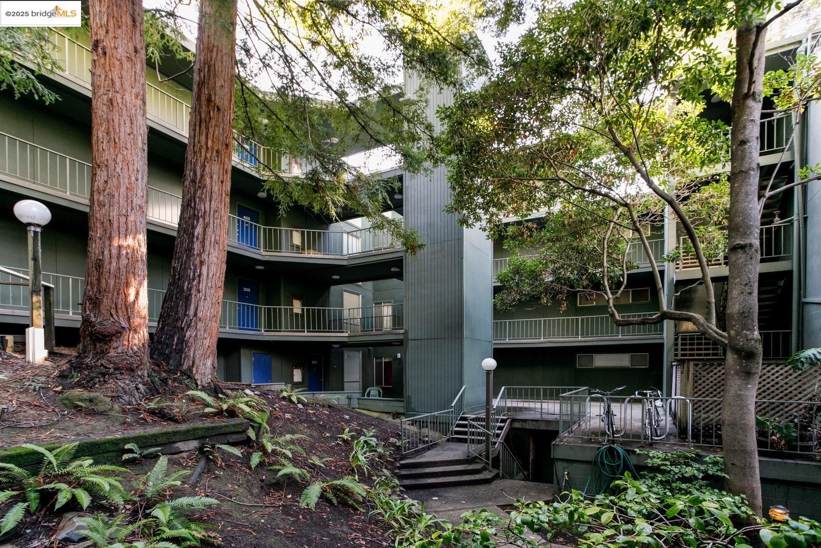 Detail Gallery Image 13 of 17 For 2700 Le Conte Ave #201,  Berkeley,  CA 94709 - 1 Beds | 1 Baths