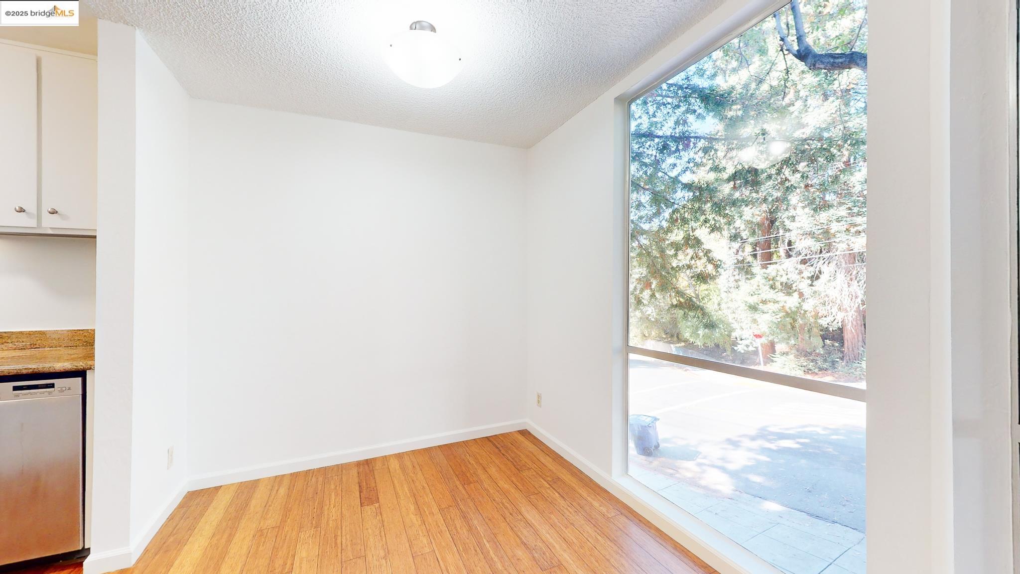 Detail Gallery Image 3 of 17 For 2700 Le Conte Ave #201,  Berkeley,  CA 94709 - 1 Beds | 1 Baths