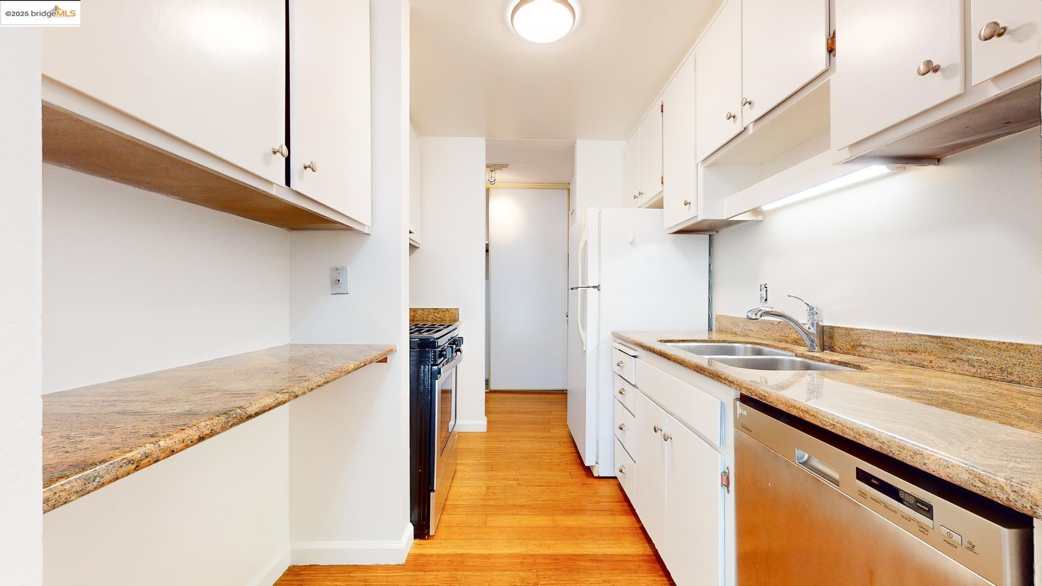 Detail Gallery Image 4 of 17 For 2700 Le Conte Ave #201,  Berkeley,  CA 94709 - 1 Beds | 1 Baths