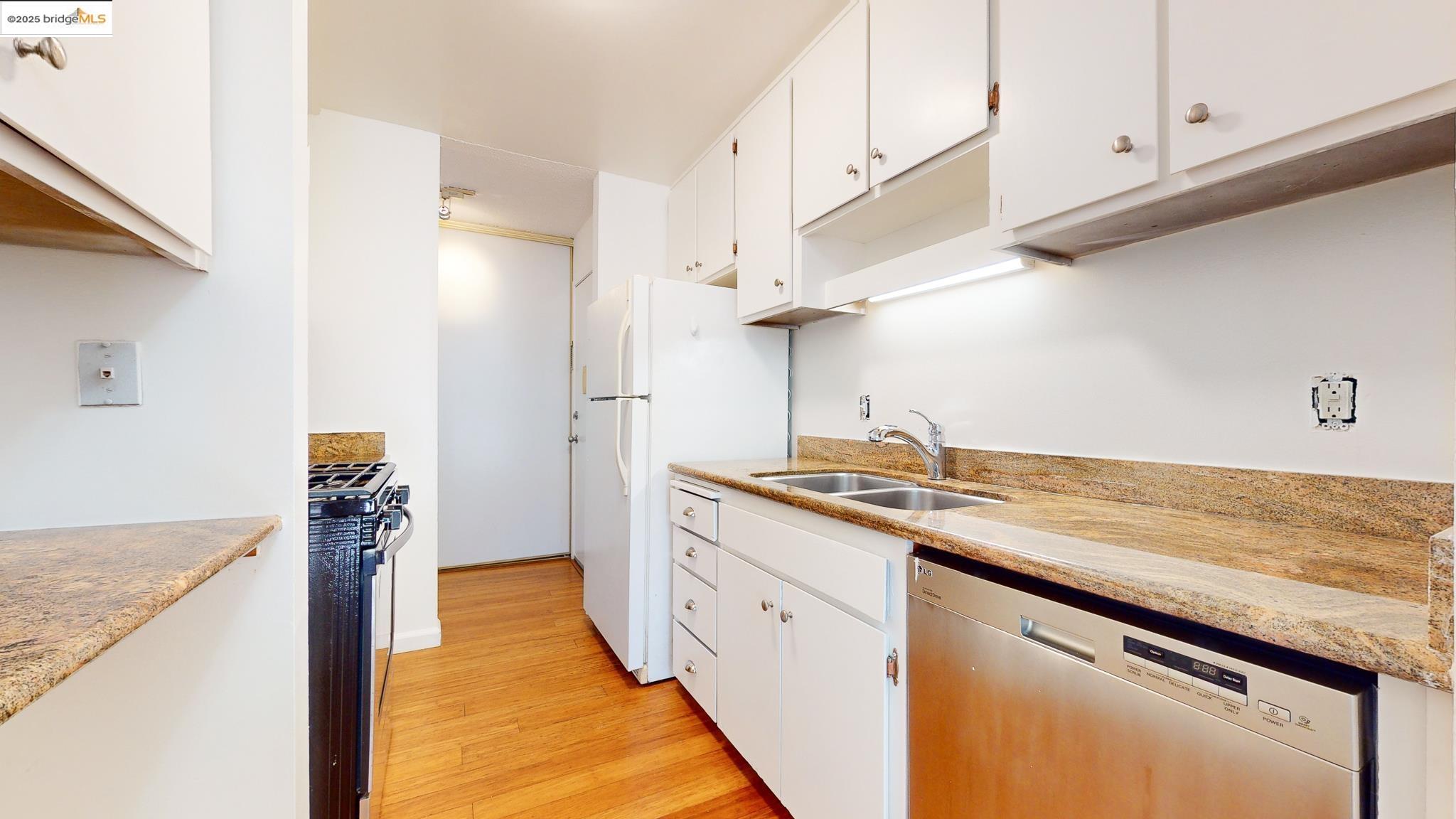 Detail Gallery Image 5 of 17 For 2700 Le Conte Ave #201,  Berkeley,  CA 94709 - 1 Beds | 1 Baths