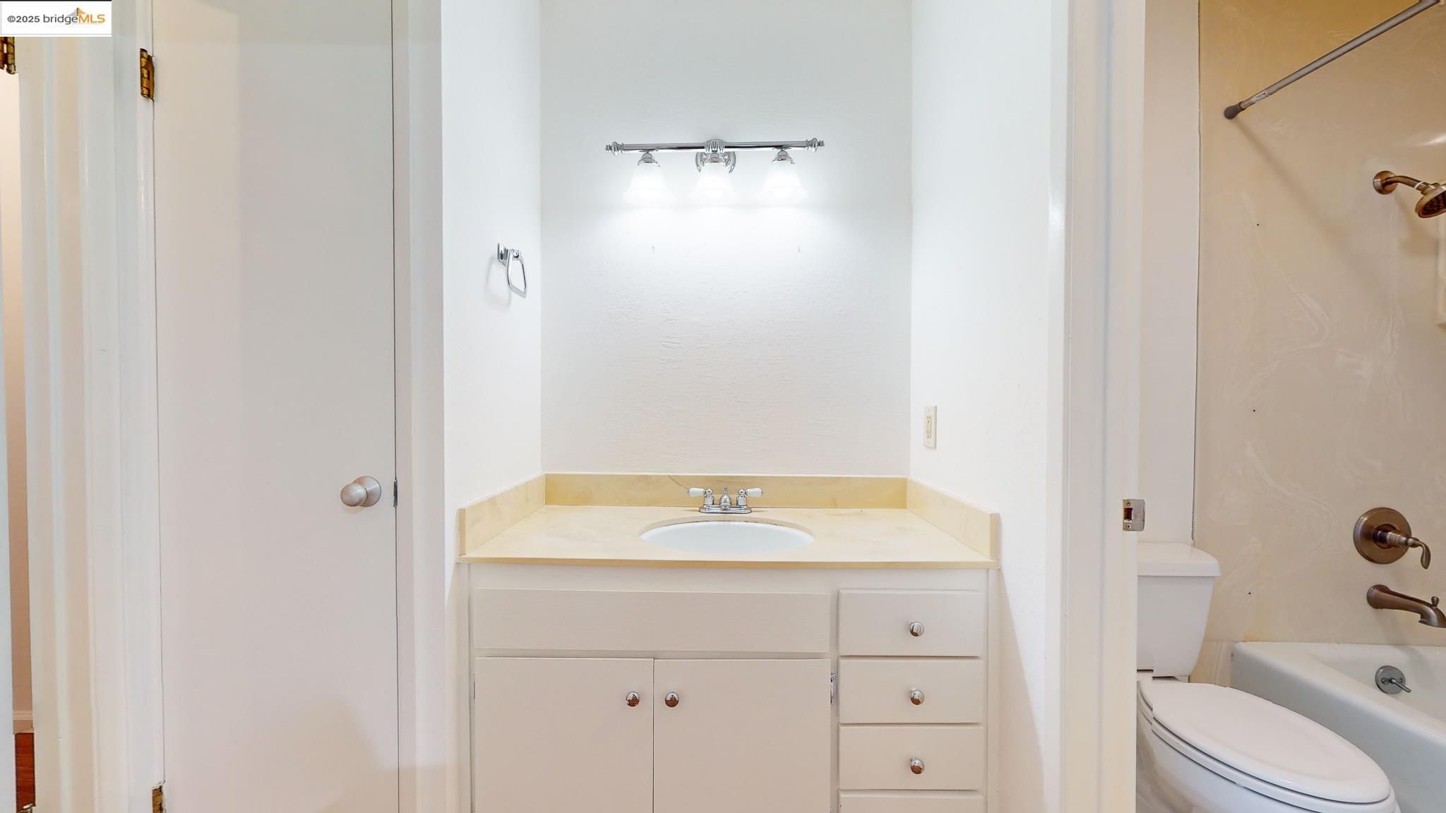 Detail Gallery Image 6 of 17 For 2700 Le Conte Ave #201,  Berkeley,  CA 94709 - 1 Beds | 1 Baths